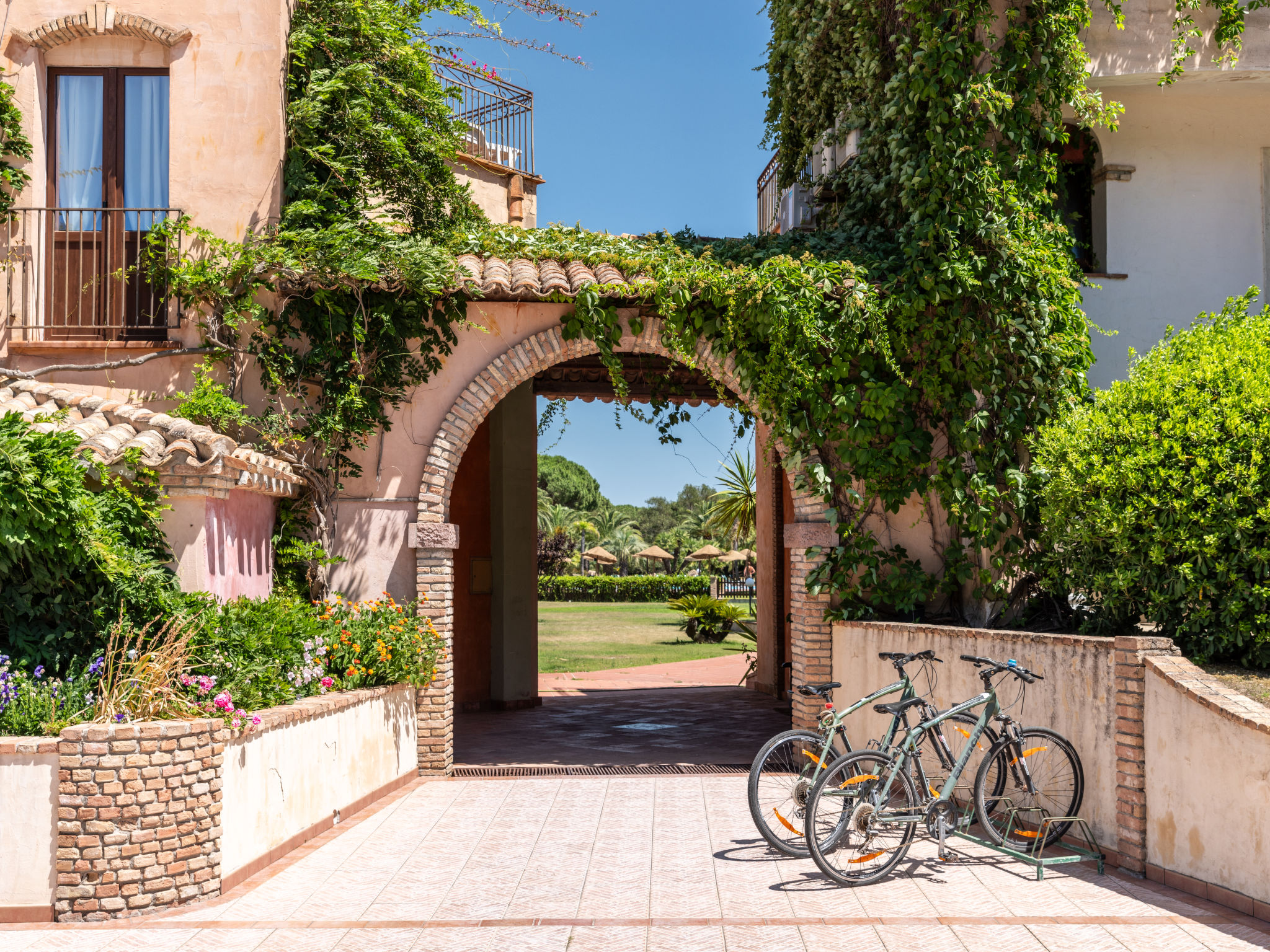 Appartement 1-kamer 20 tot 25 m2, op de begane grond. Licht, doelmatig en gezellig ingericht: woon-/slaapkamer met 1 2-pers bed, eettafel en TV. Kookhoek (4 kookpitten (vlammen), broodrooster, waterko..
