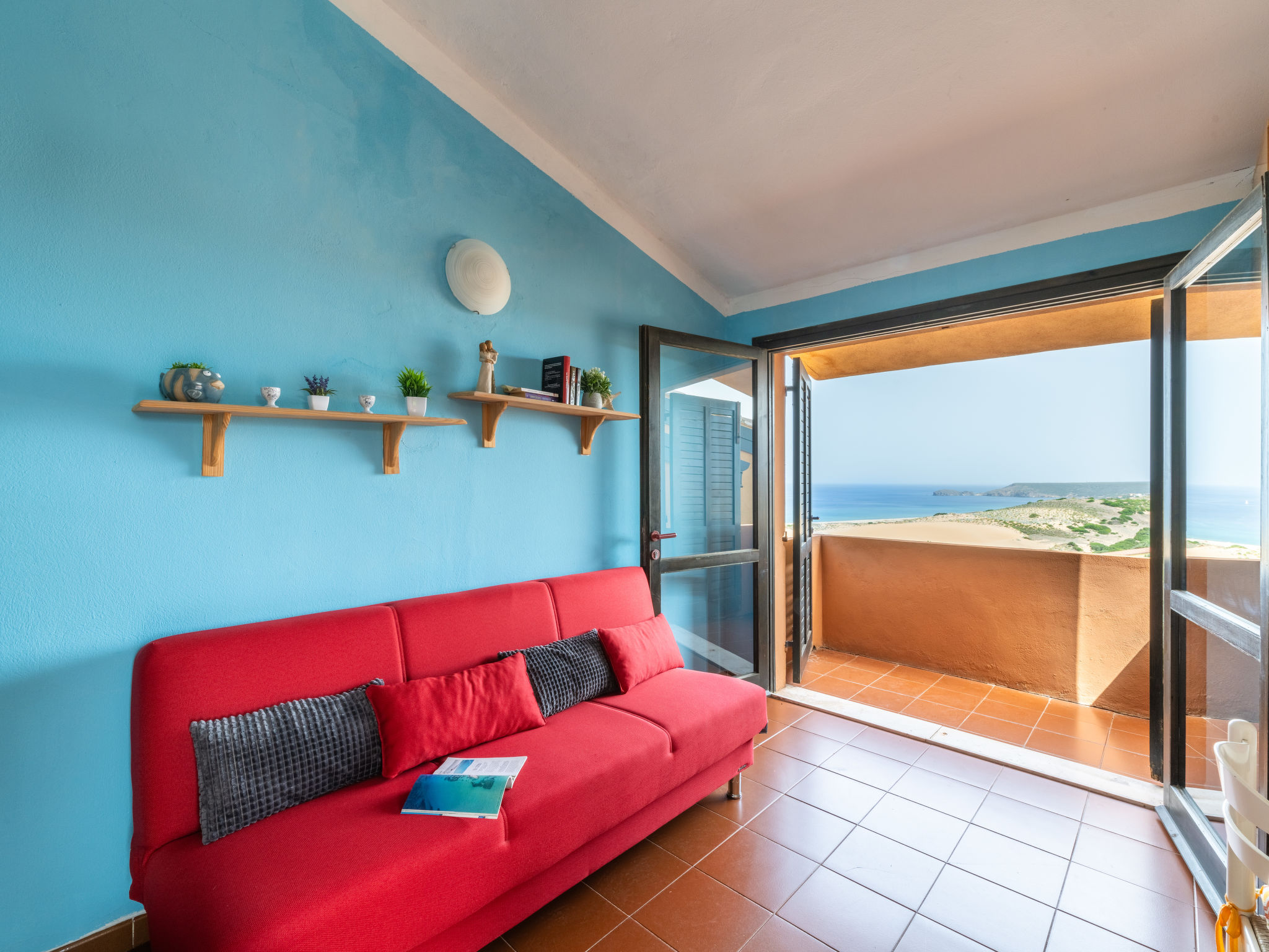 "Dune", appartement 3-kamers 45 m2 op de 1e verdieping. Eenvoudig en gezellig ingericht: woon-/eetkamer met eettafel. Uitgang naar het balkon. 1 kamer met 1 2-pers bed. 1 kamer met 1 x 2 stapelbedden...