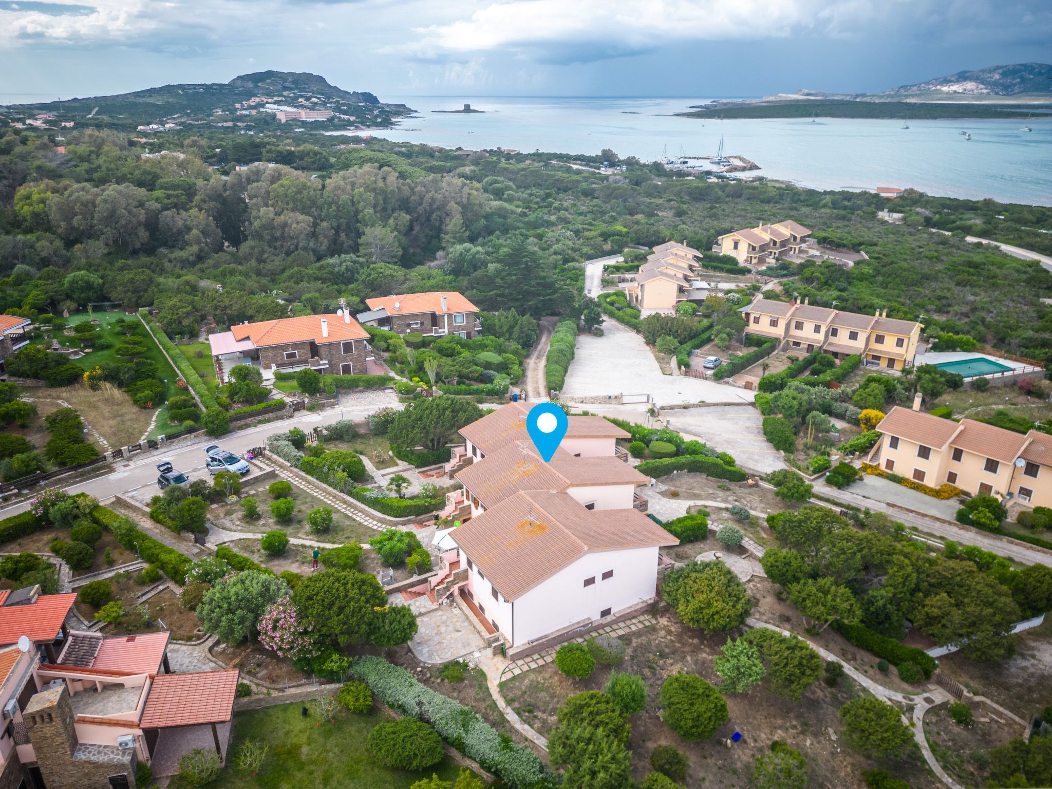Comfortable two-room villa on the beach of Pelosa inserted within the quiet residential village of Cala Rosa; this cozy accommodation is the perfect setting for a relaxing holiday, with a range of ame..