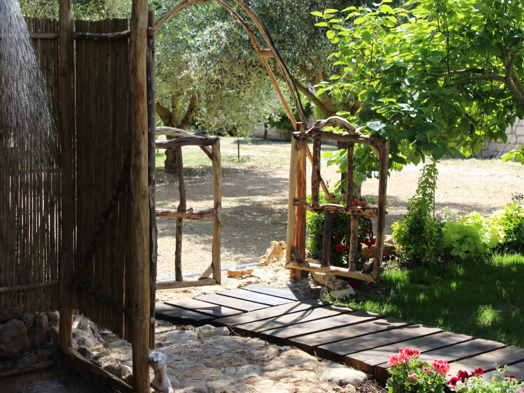 Schönes Ferienhaus mit Whirlpool-Buiten