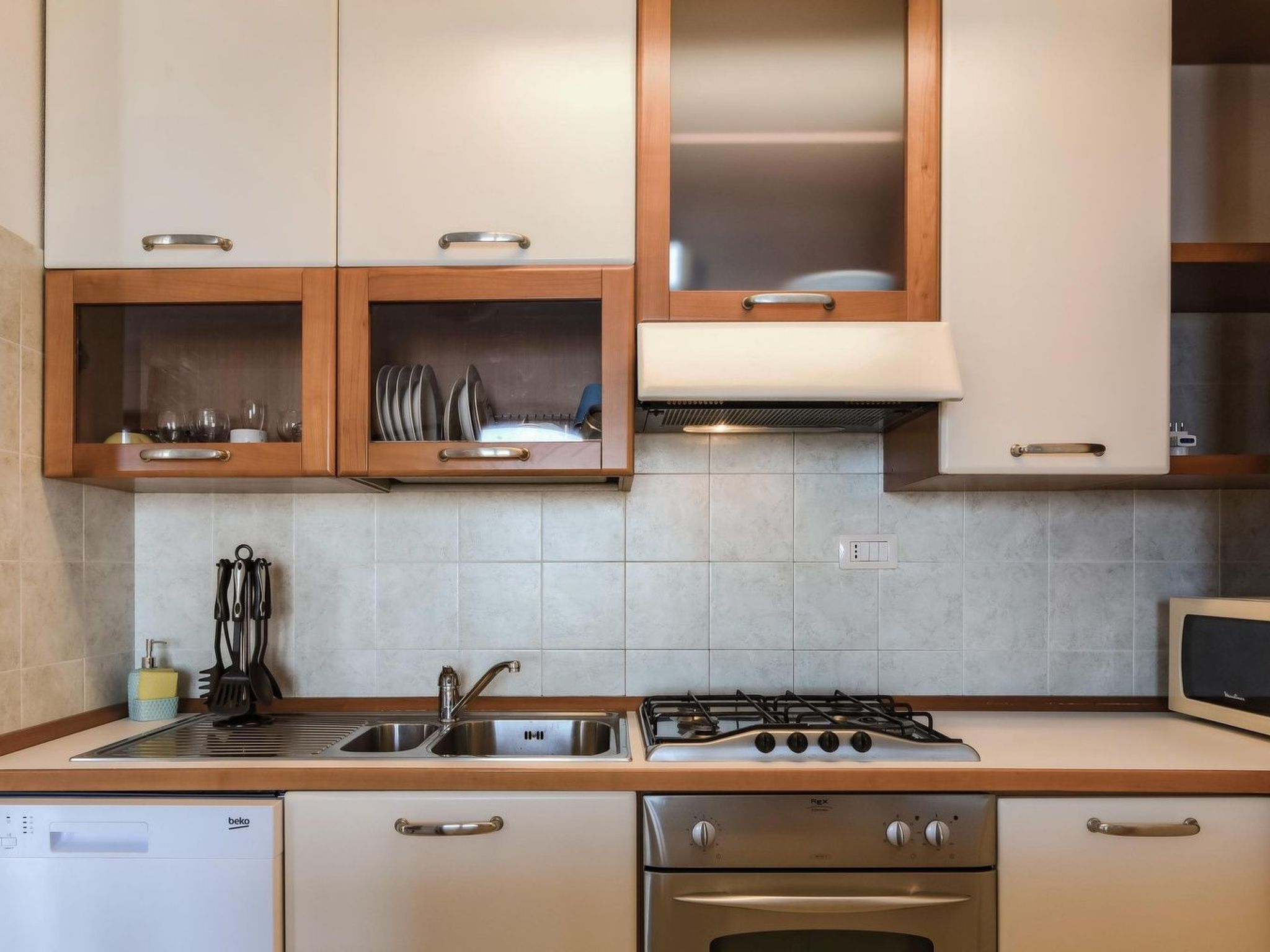 Royal-Image-tags.info