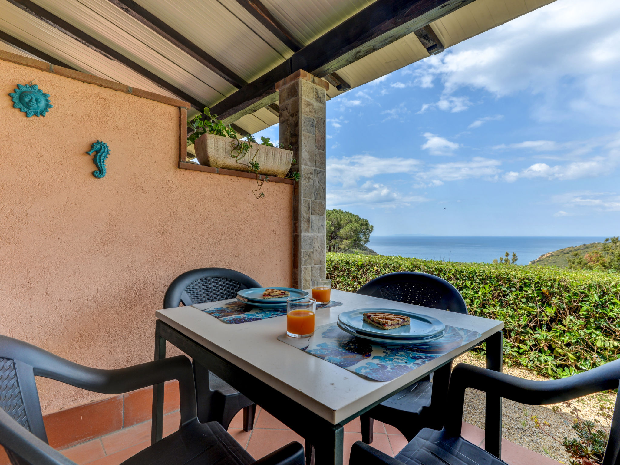 Halfvrijstaand huis 2-kamers 30 m2, op de begane grond. Doelmatig en mooi ingericht: woon-/slaapkamer met 1 2-pers divanbed en eettafel. Uitgang naar het terras. 1 kamer met 1 2-pers bed (160 cm). Uit..