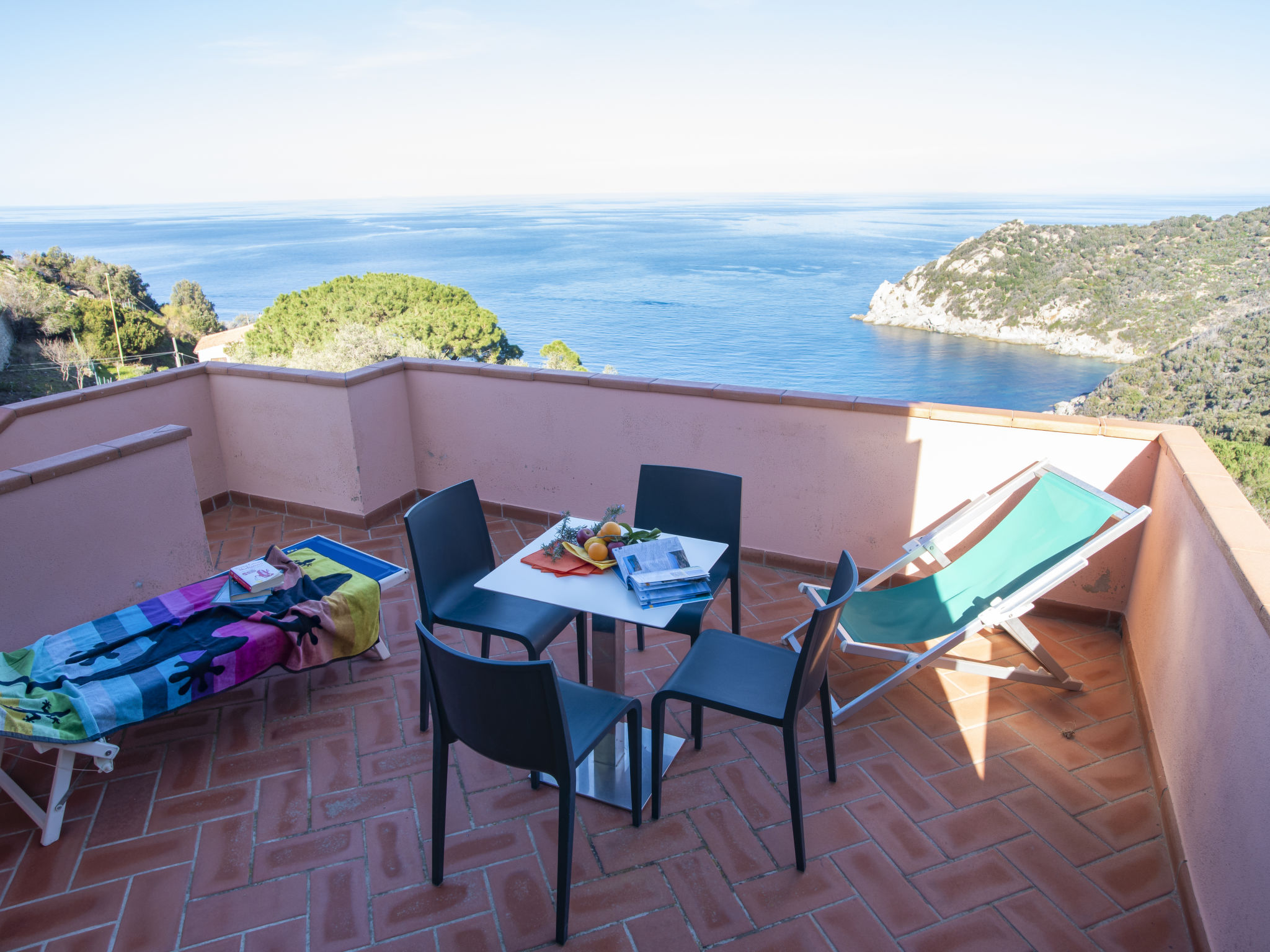 2-Zimmer-Wohnung 40 m2. Zweckmässig und gemütlich eingerichtet: Wohn-/Schlafzimmer mit 1 Doppeldiwanbett, Esstisch und Digital-TV. 1 Doppelzimmer. Kochnische (4 Flammen, Tiefkühler). Ausgang zur Ve..