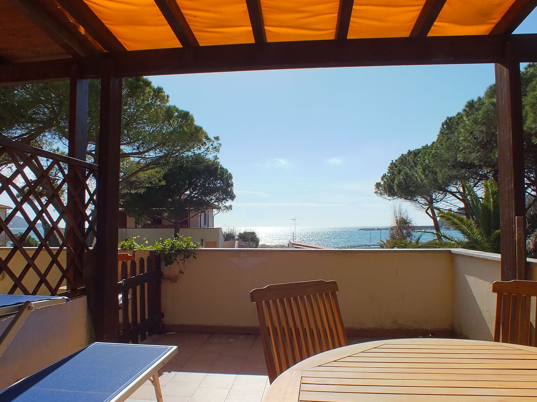 TERRASSENWOHNUNG MIT MEERBLICK
