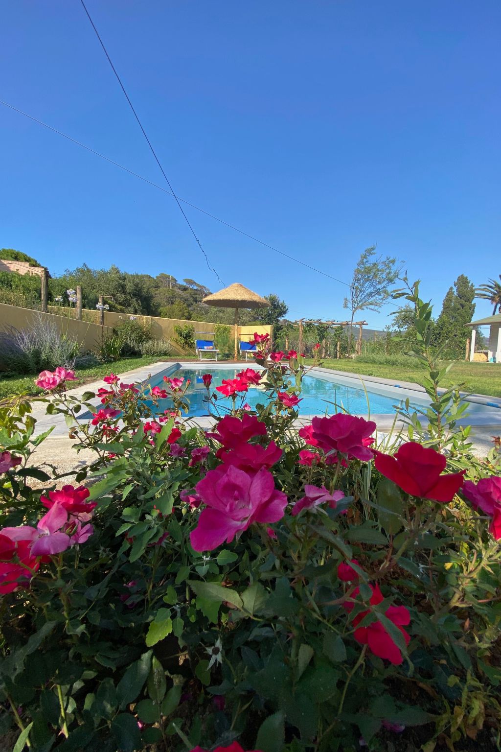 Entspannende Landvilla — Pool Outdoor (2 of 27)