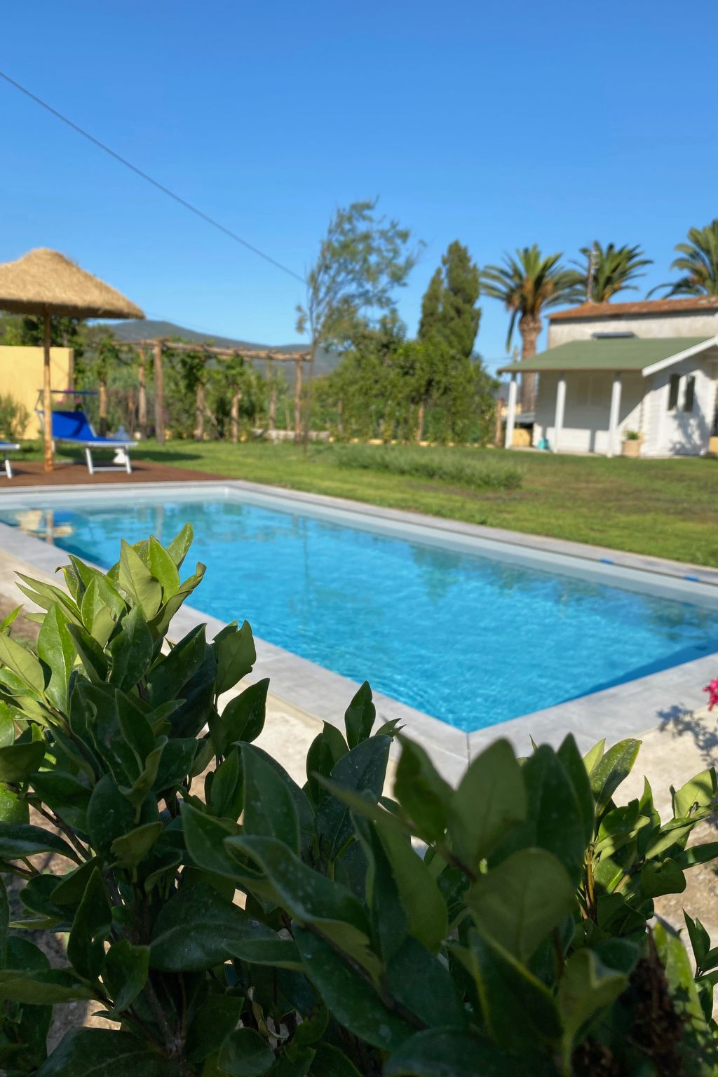 Entspannende Landvilla — Pool Outdoor (3 of 27)