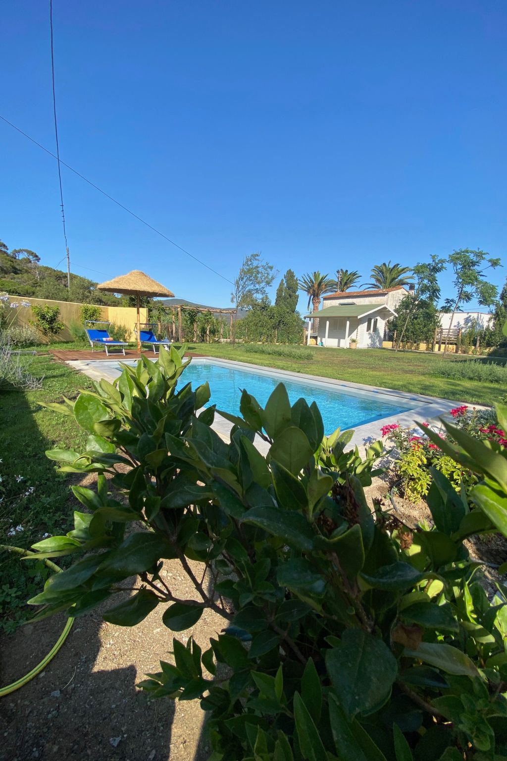 Entspannende Landvilla — Pool Outdoor (4 of 27)