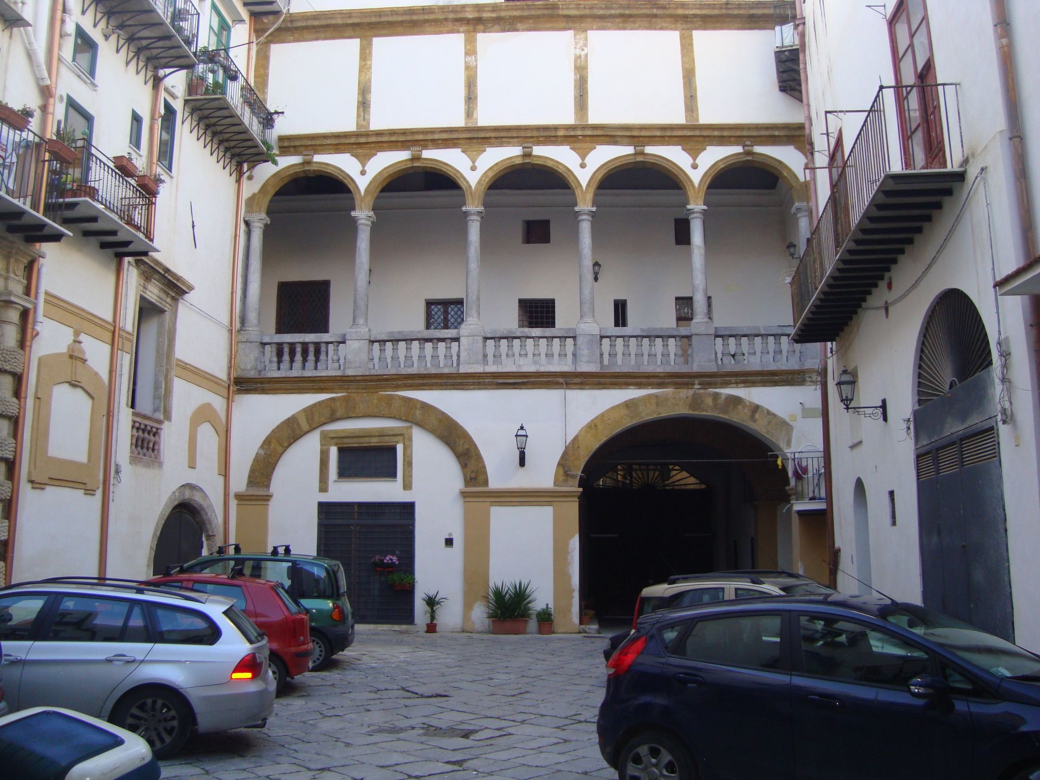 Photo of mit Privatparkplatz