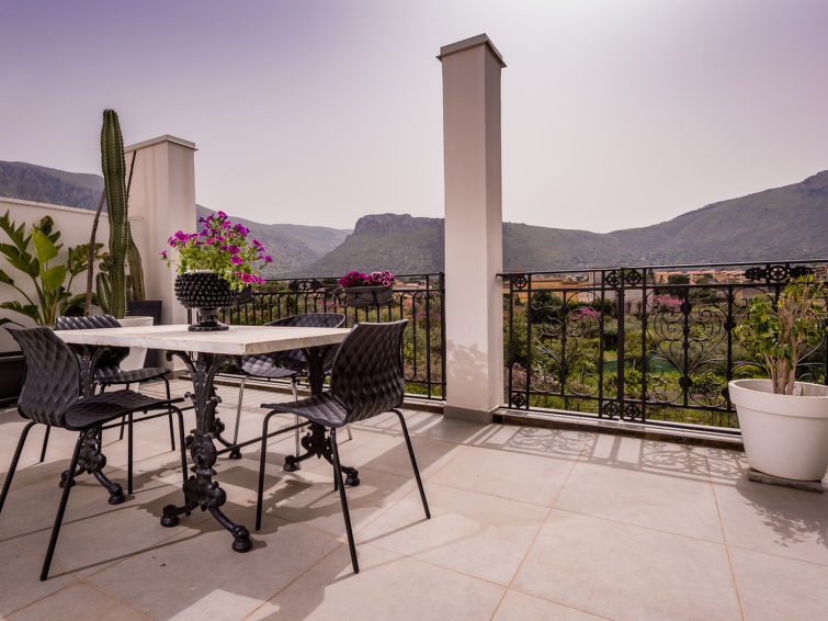 Op 1 km van zee: Ruim appartement Casa dei Mori in Terrasini in Terrasini