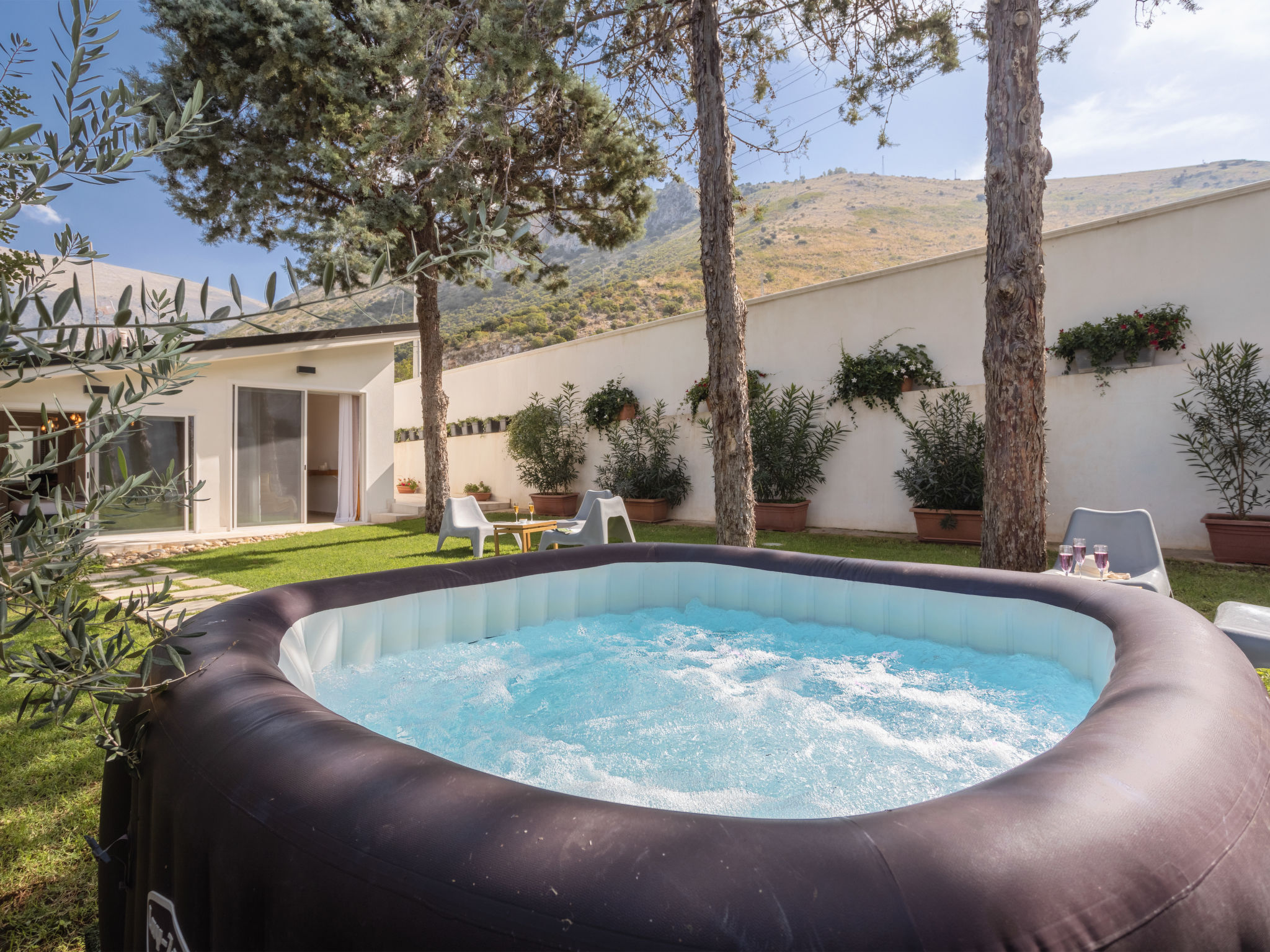 Huis 4-kamers 100 m2, op de begane grond. Comfortabel en smaakvol ingericht: groot woon-/eetkamer 50 m2 met panoramavenster met ventilator. Uitgang naar de tuin. 1 2-pers. kamer met douche/bidet/WC en..