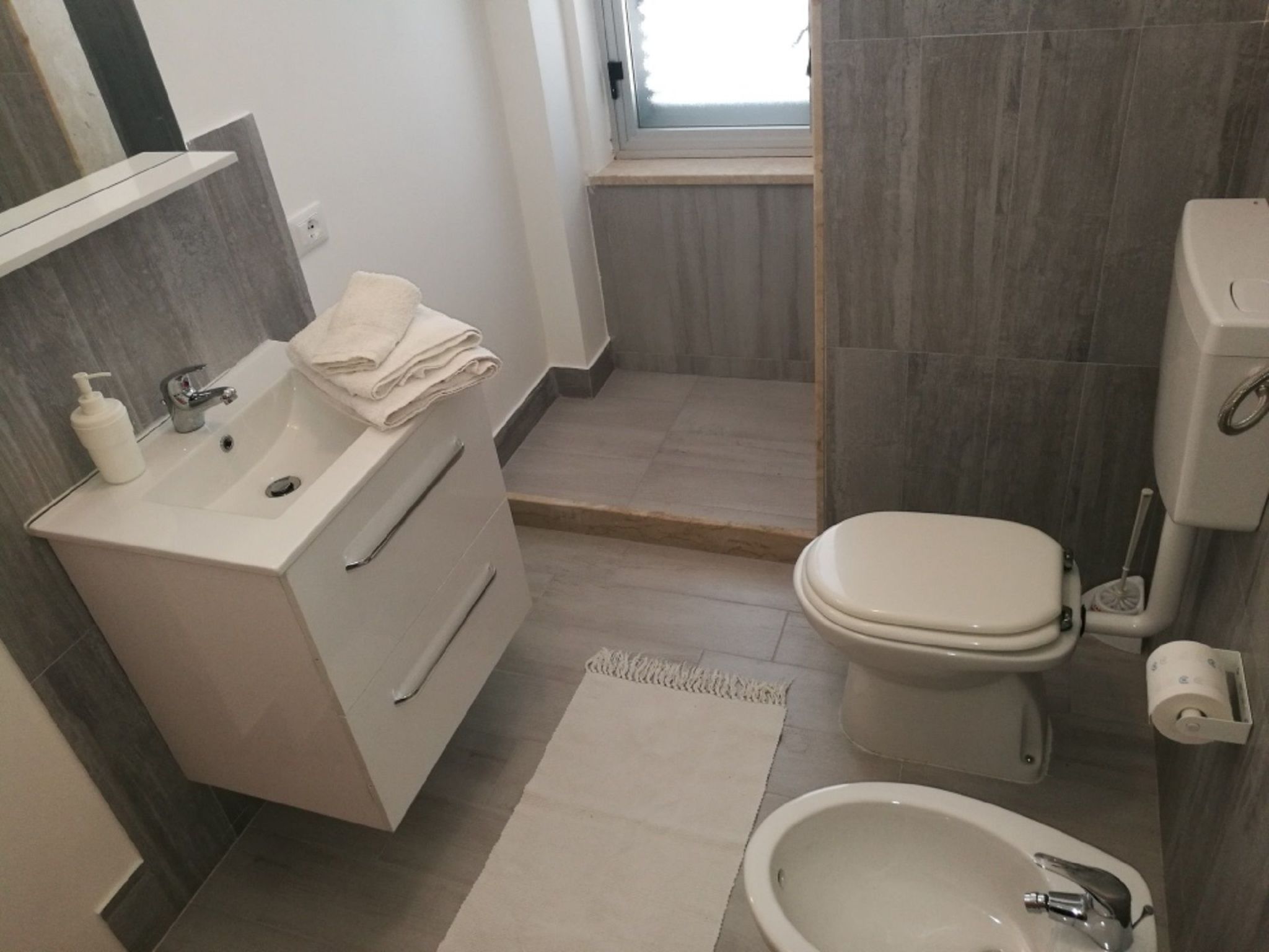 Daniele mit Meerblick-Image-tags.info