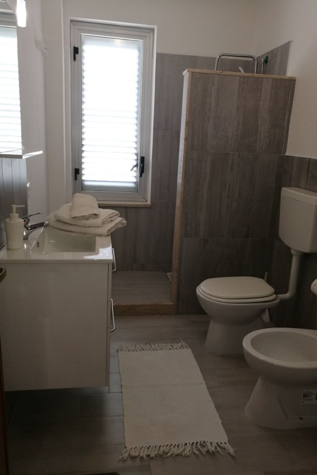 Daniele mit Meerblick-Image-tags.info