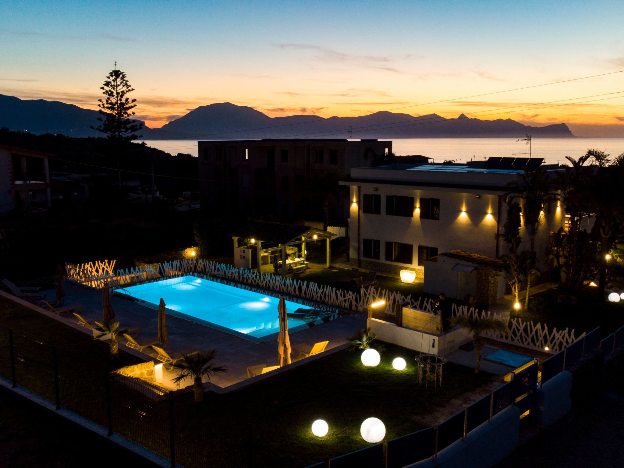 Lila Wohnung mit Schwimmbad und Meerblick