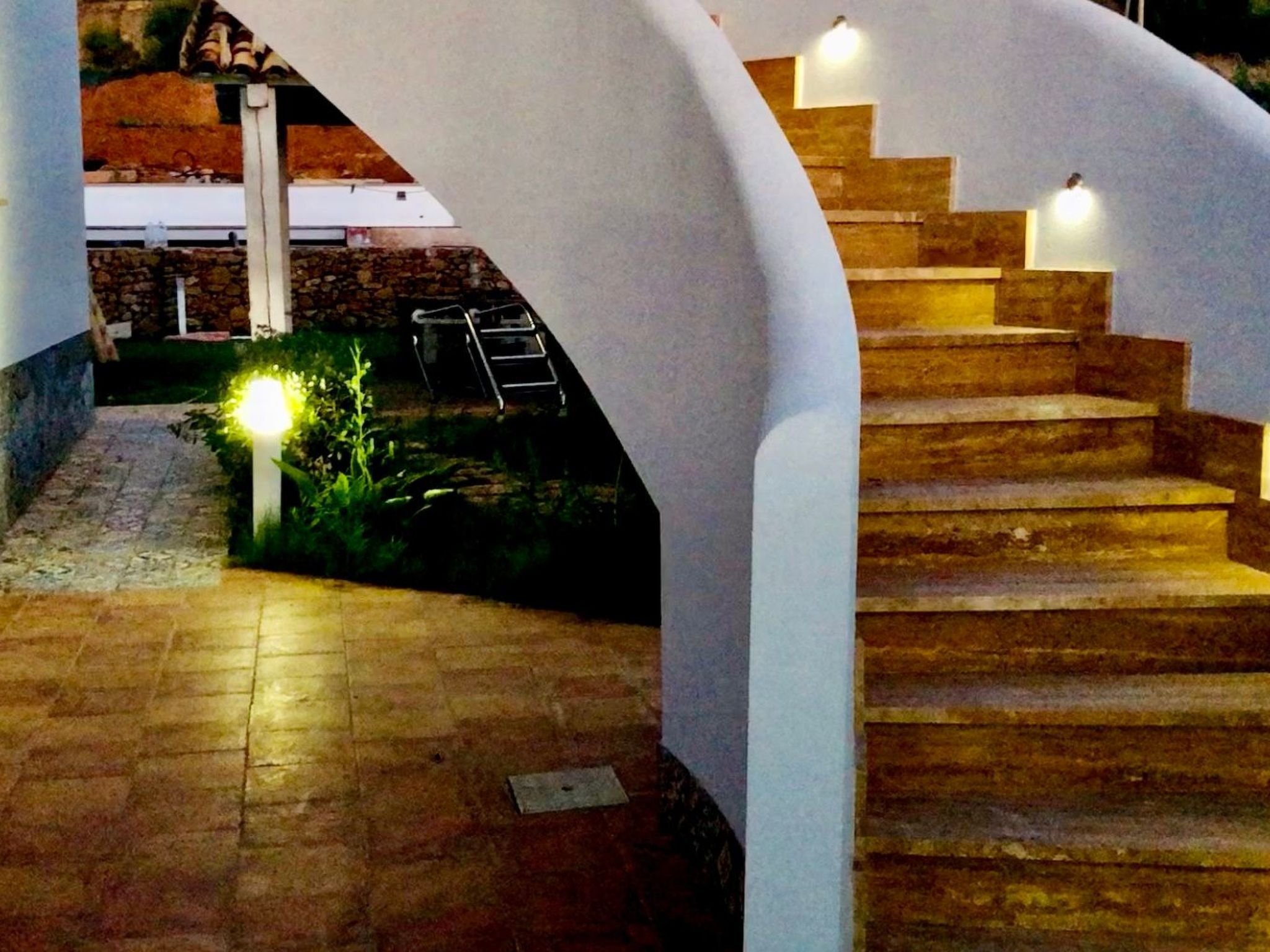 Lila Wohnung mit Schwimmbad und Meerblick-Image-tags.info