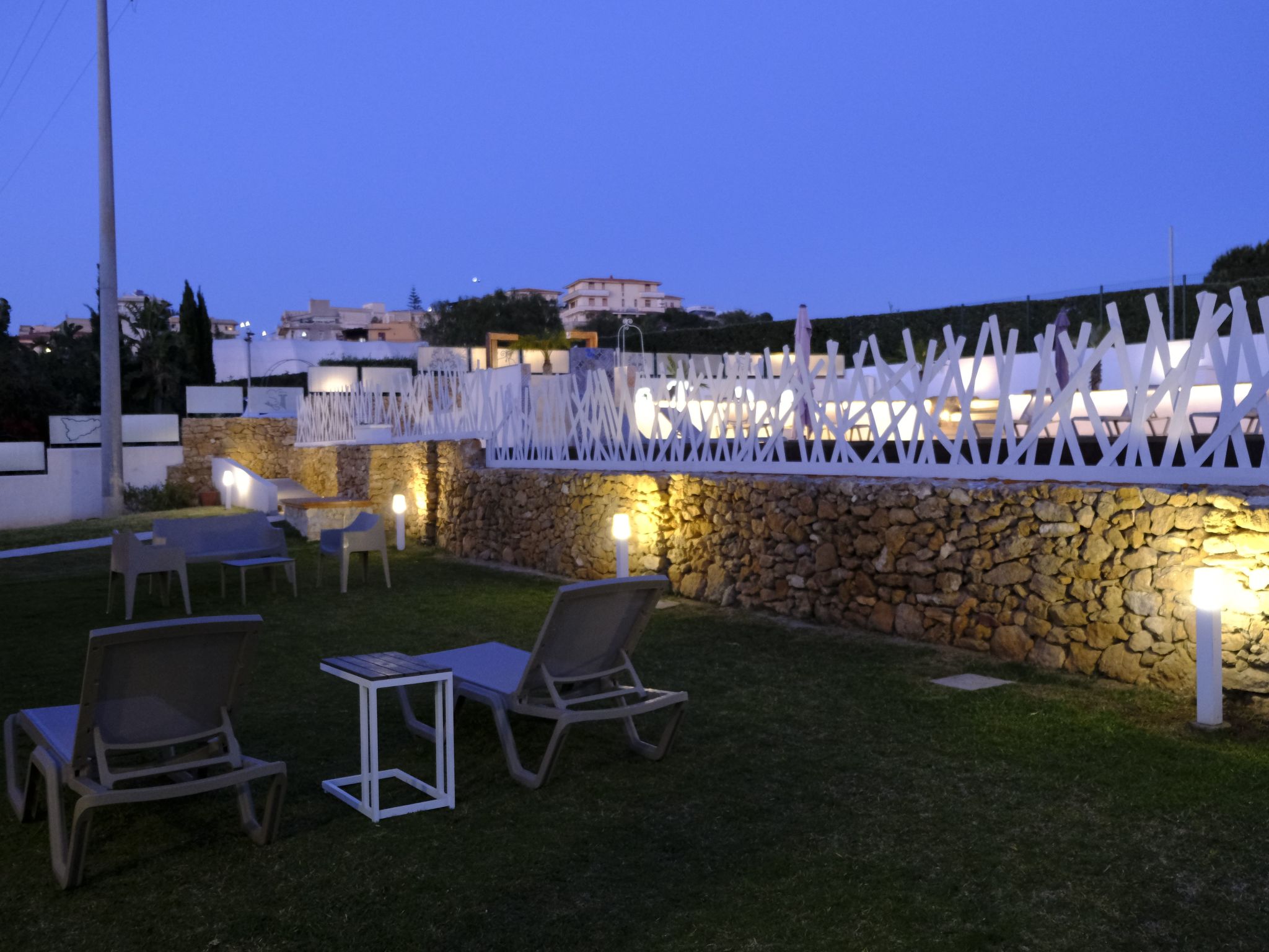 Lila Wohnung mit Schwimmbad und Meerblick-Image-tags.info