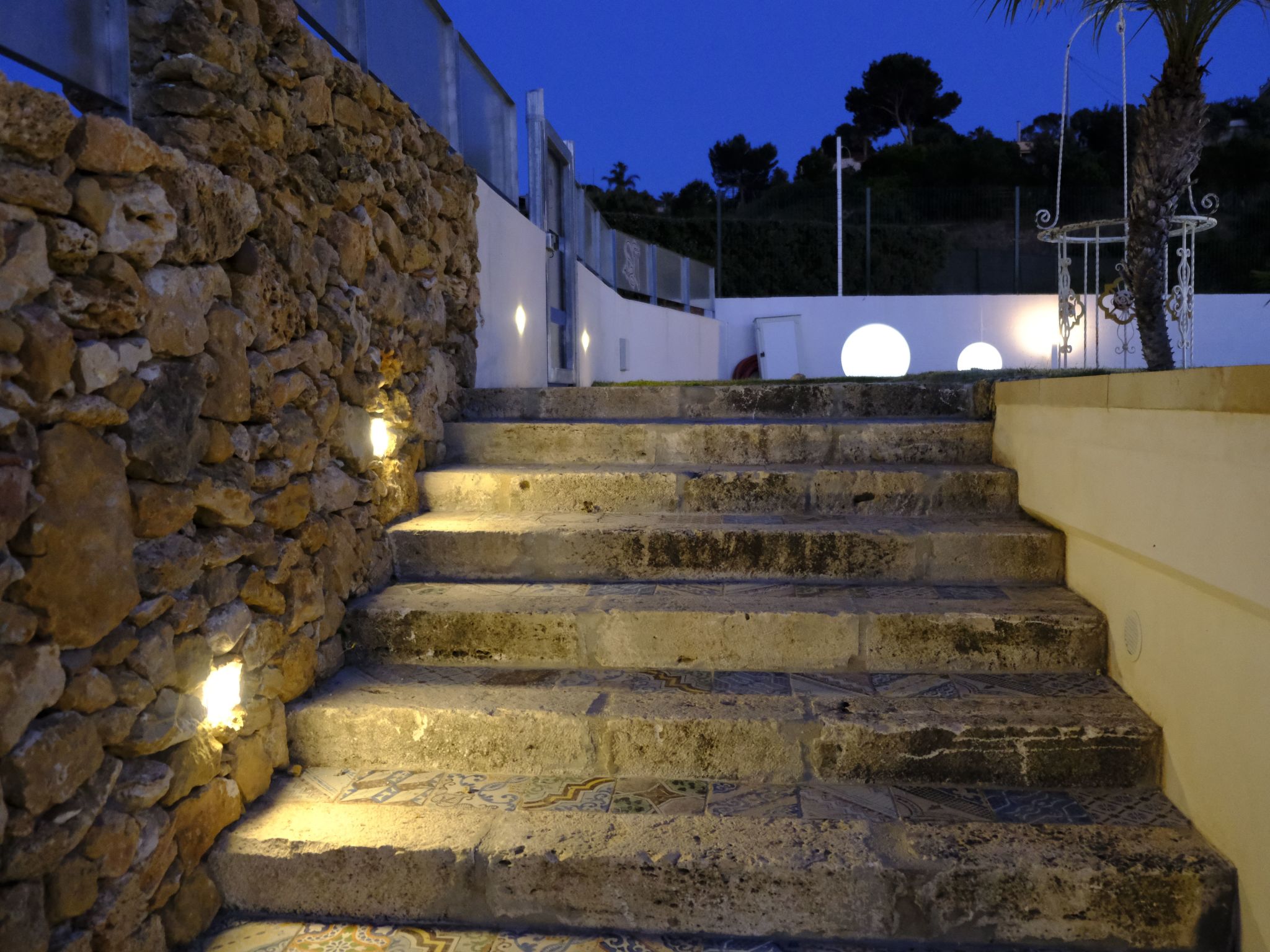 Lila Wohnung mit Schwimmbad und Meerblick-Image-tags.info