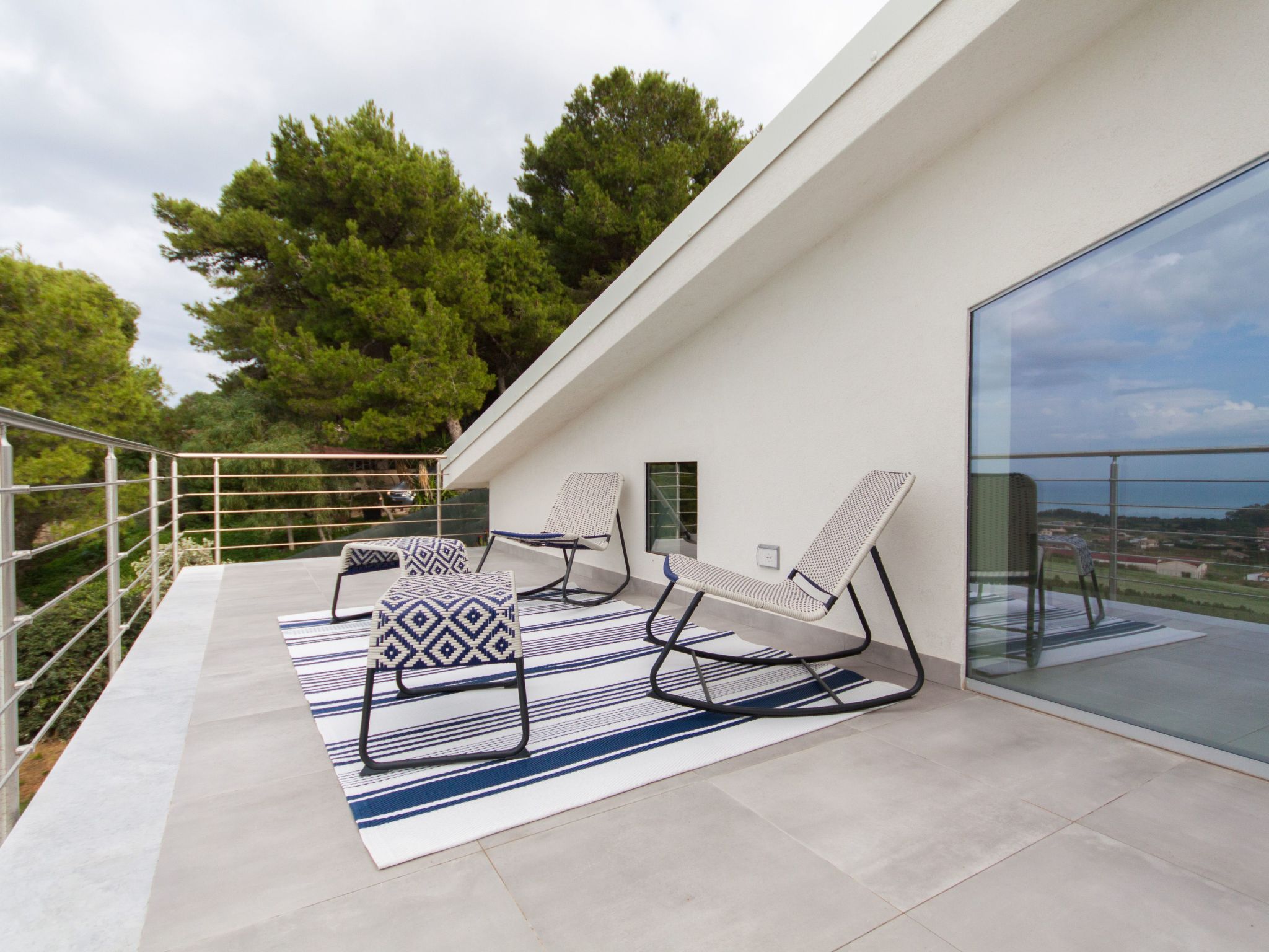 Weiße Luxusvilla-Dedans