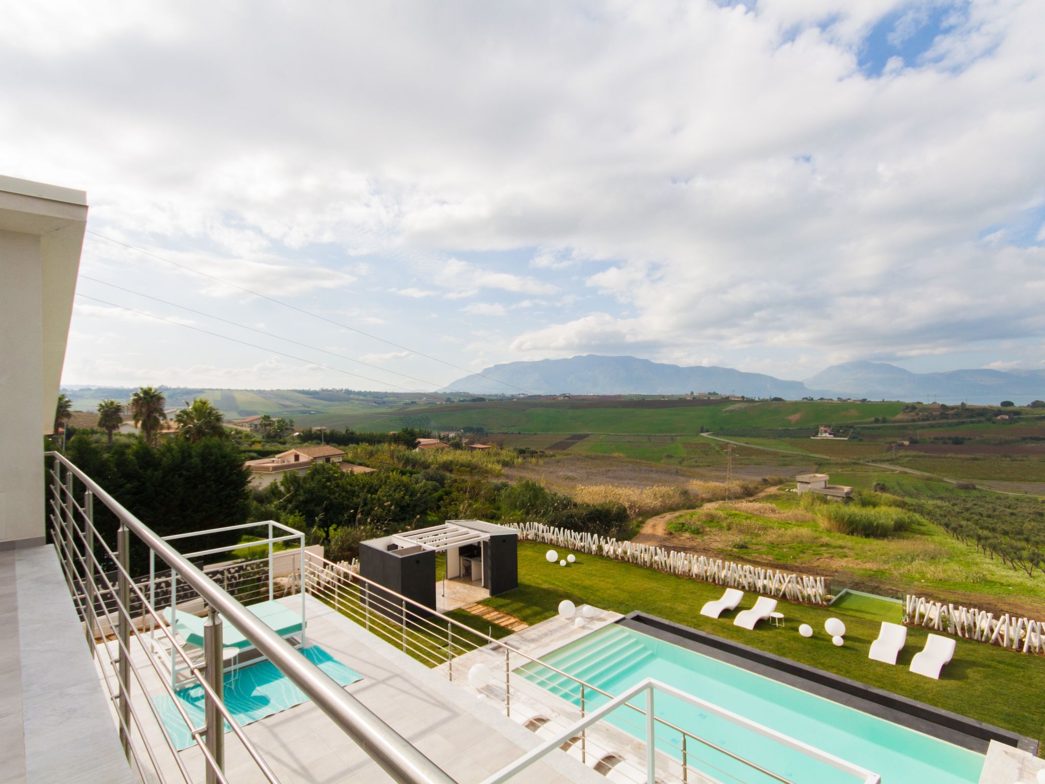 Weiße Luxusvilla-Dedans