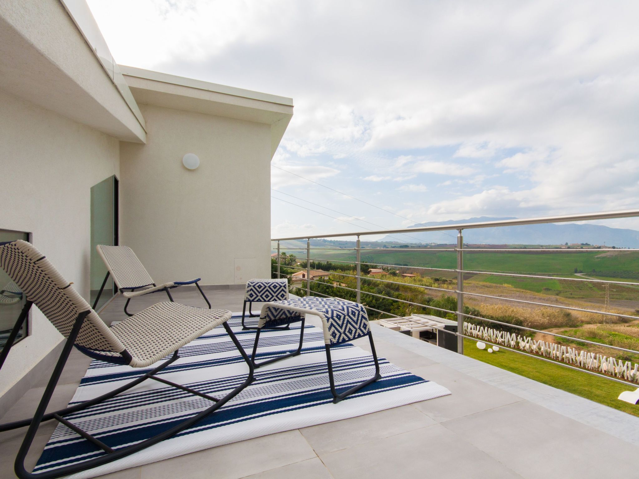 Weiße Luxusvilla-Dedans