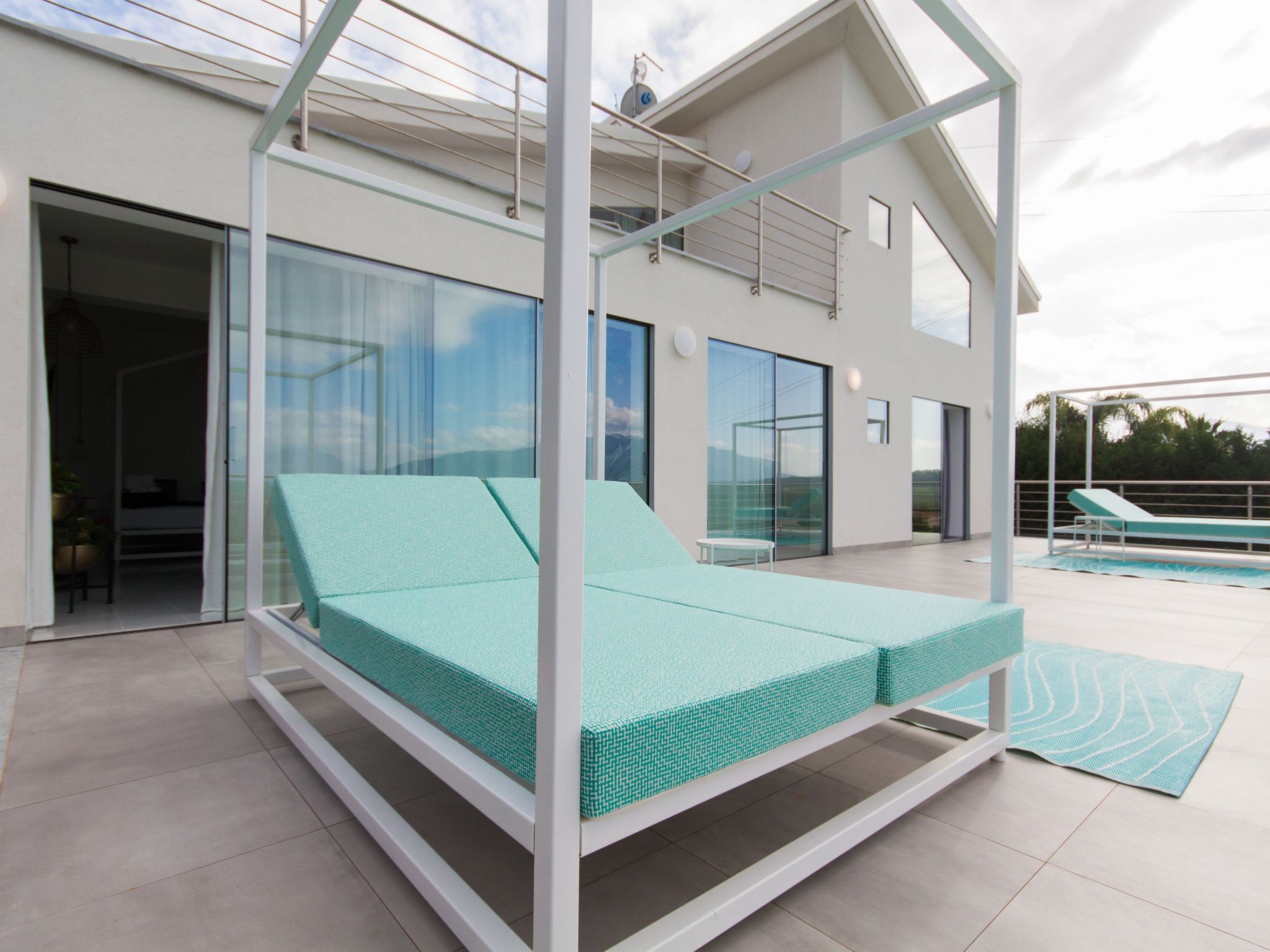 Weiße Luxusvilla-Dedans