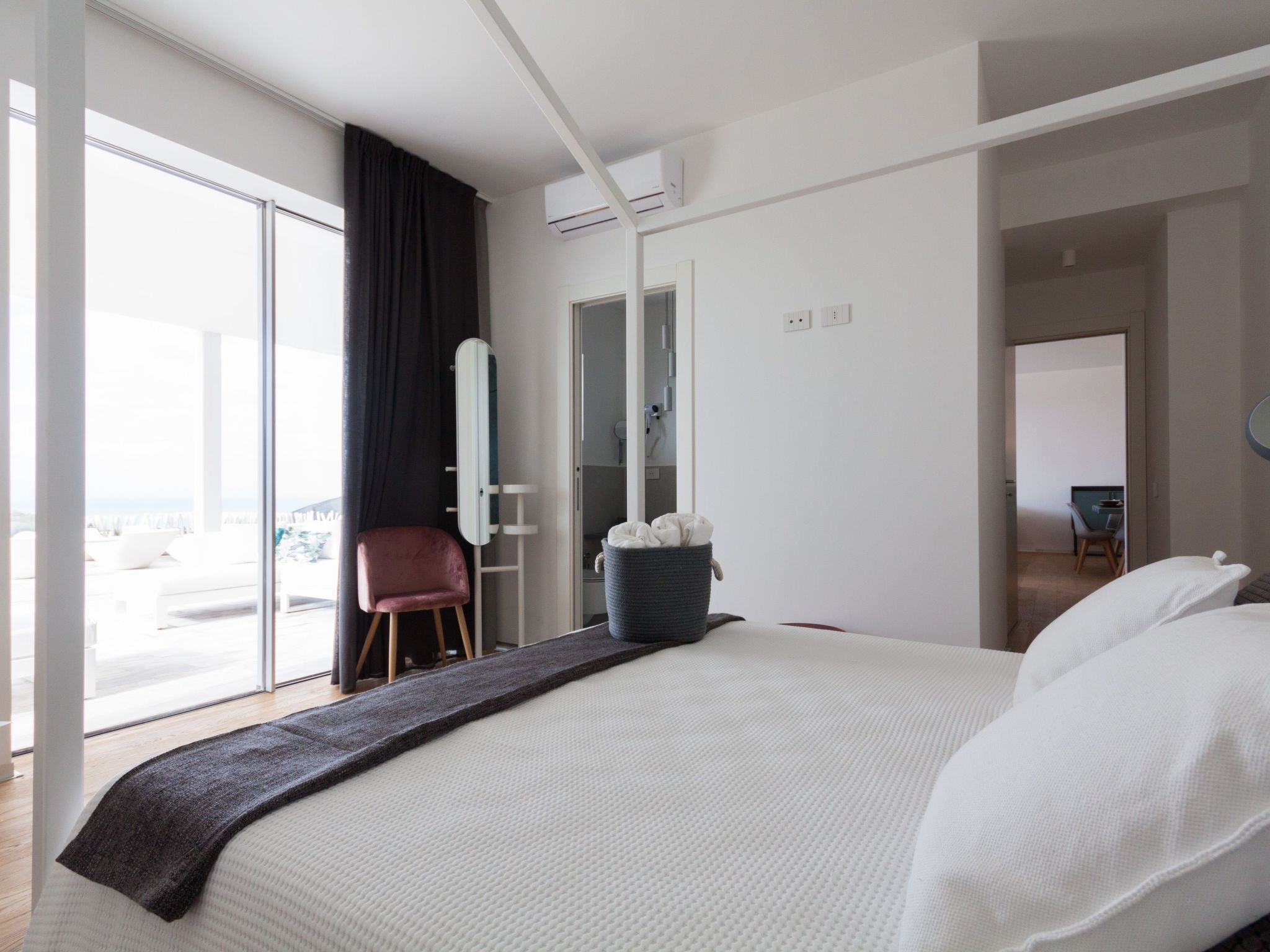 Weiße Luxusvilla-Dedans