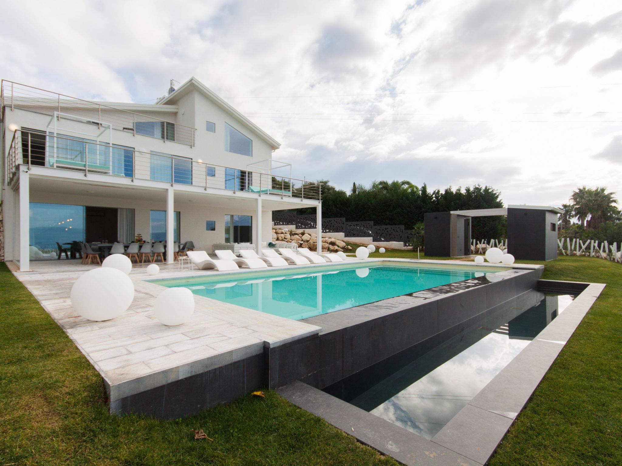 Weiße Luxusvilla-Dedans