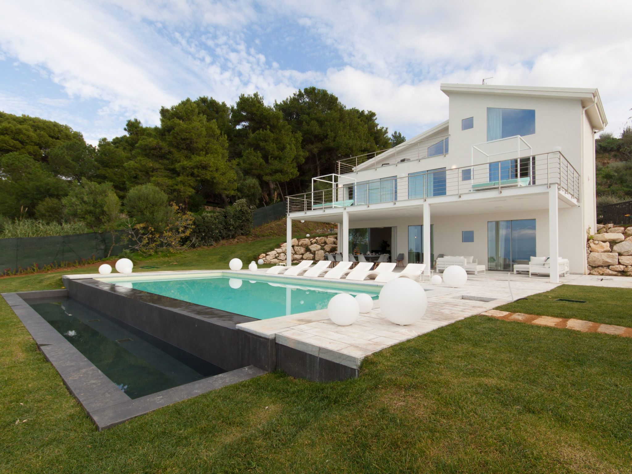 Weiße Luxusvilla-Dedans