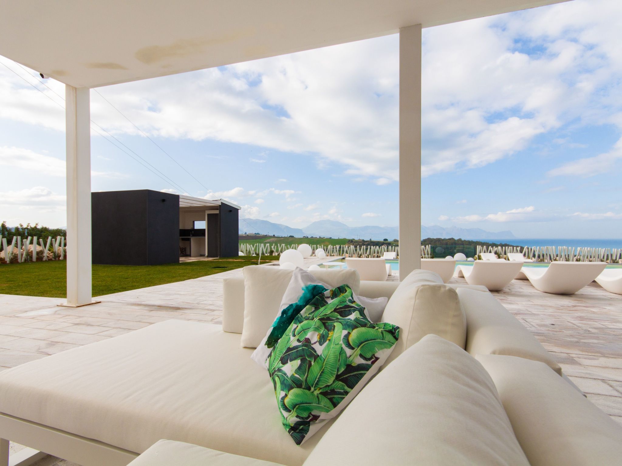 Weiße Luxusvilla-Dedans