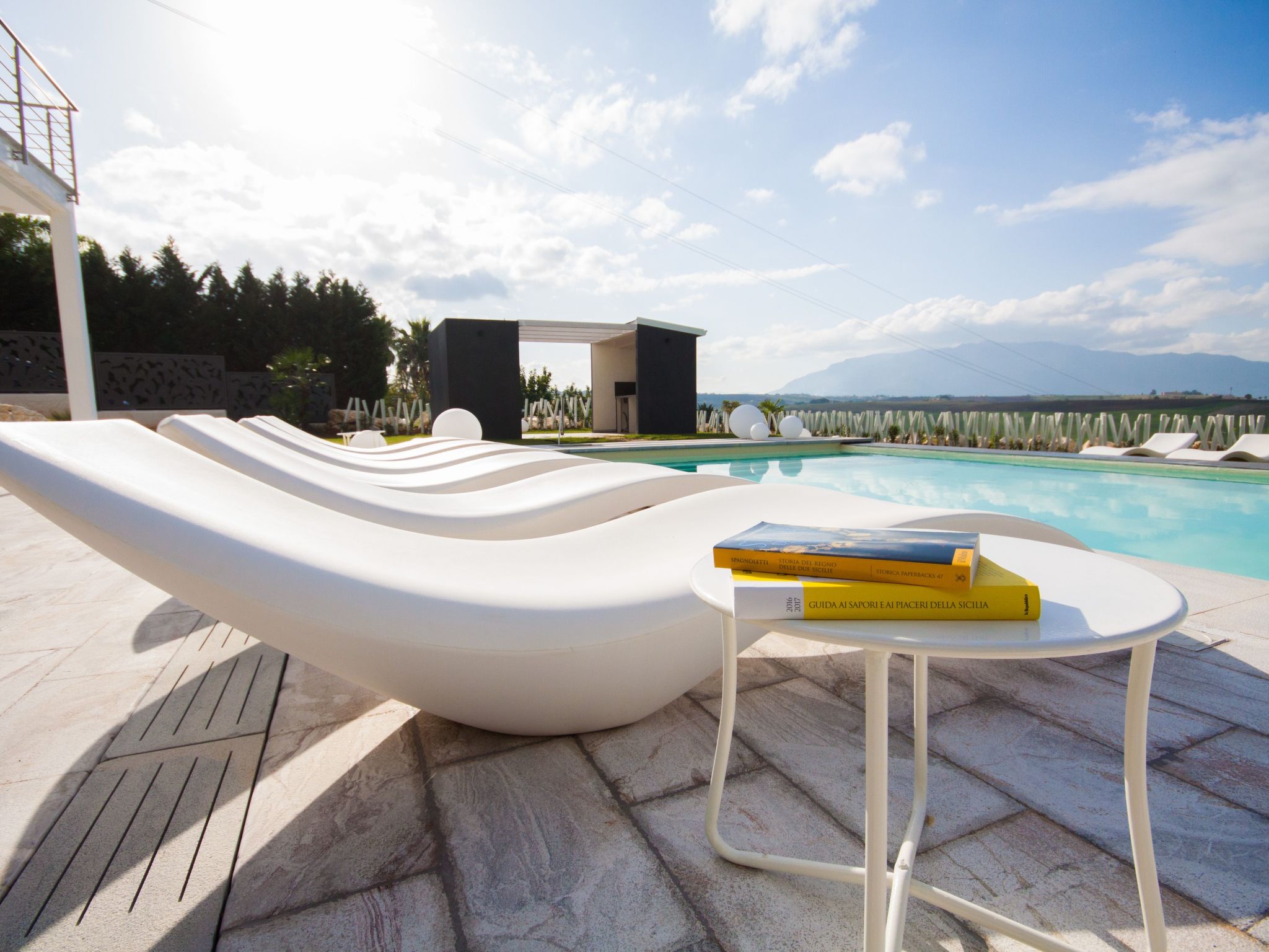 Weiße Luxusvilla-Dedans