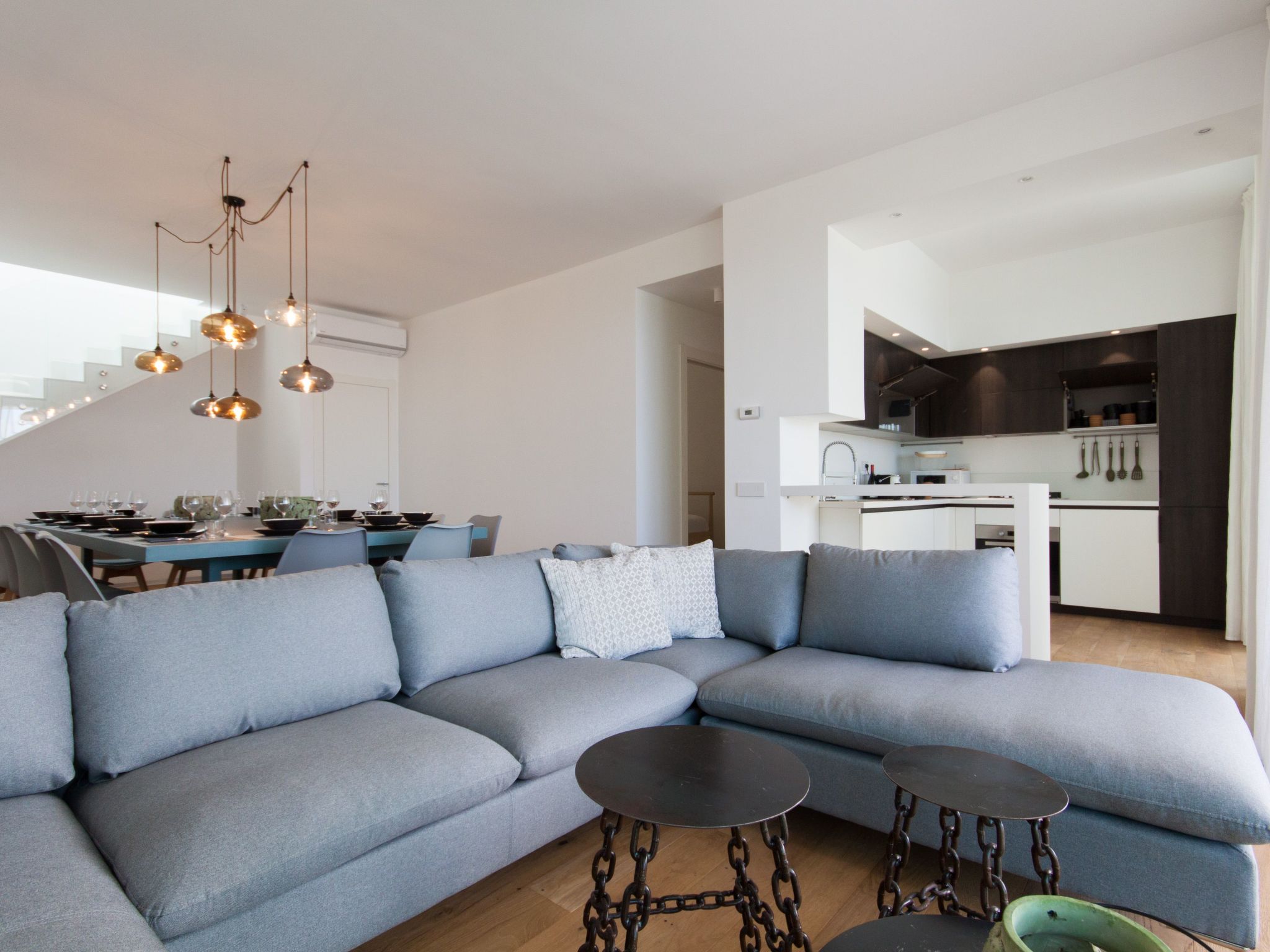 Weiße Luxusvilla-Dedans