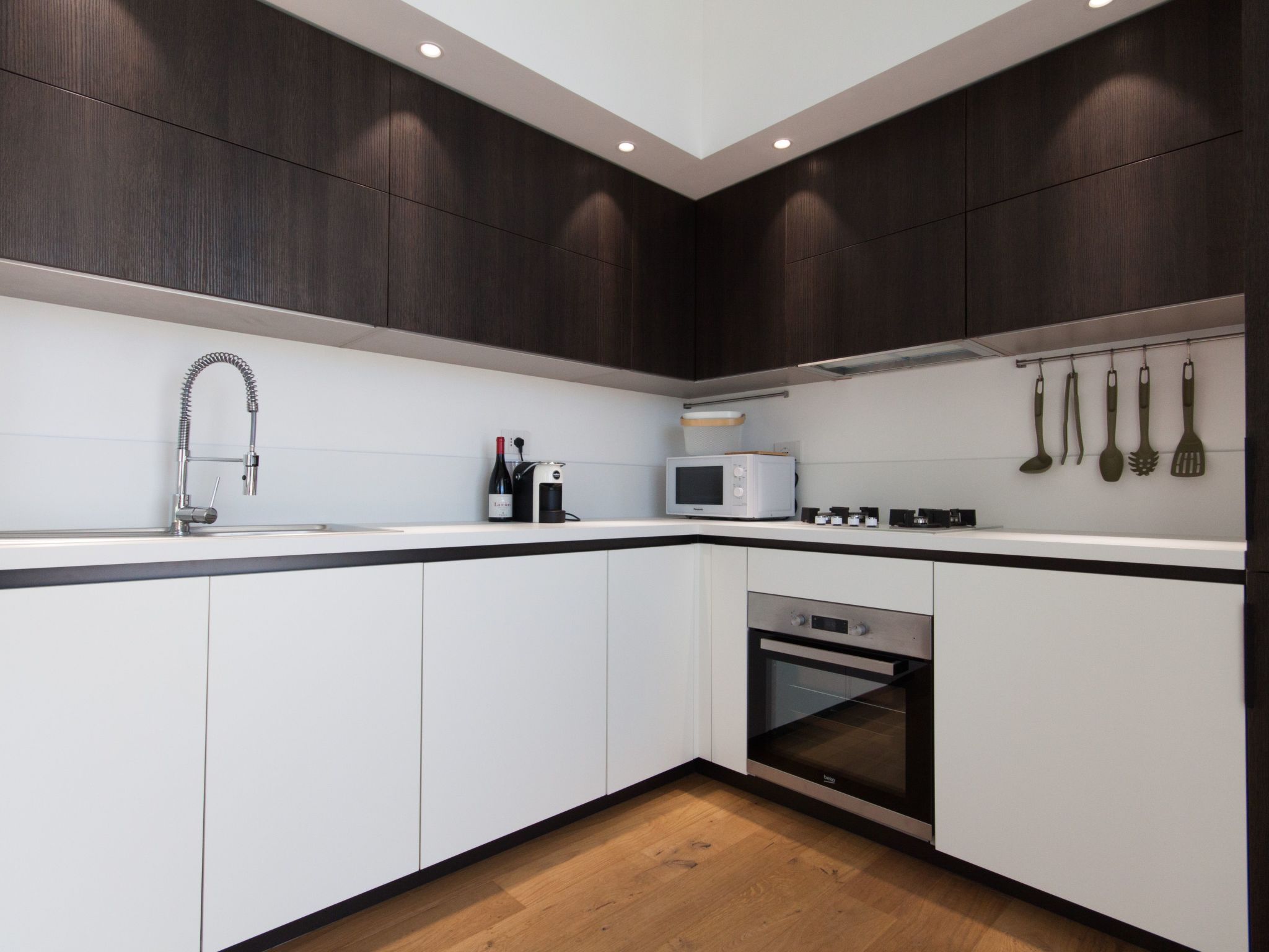 Weiße Luxusvilla-Dedans