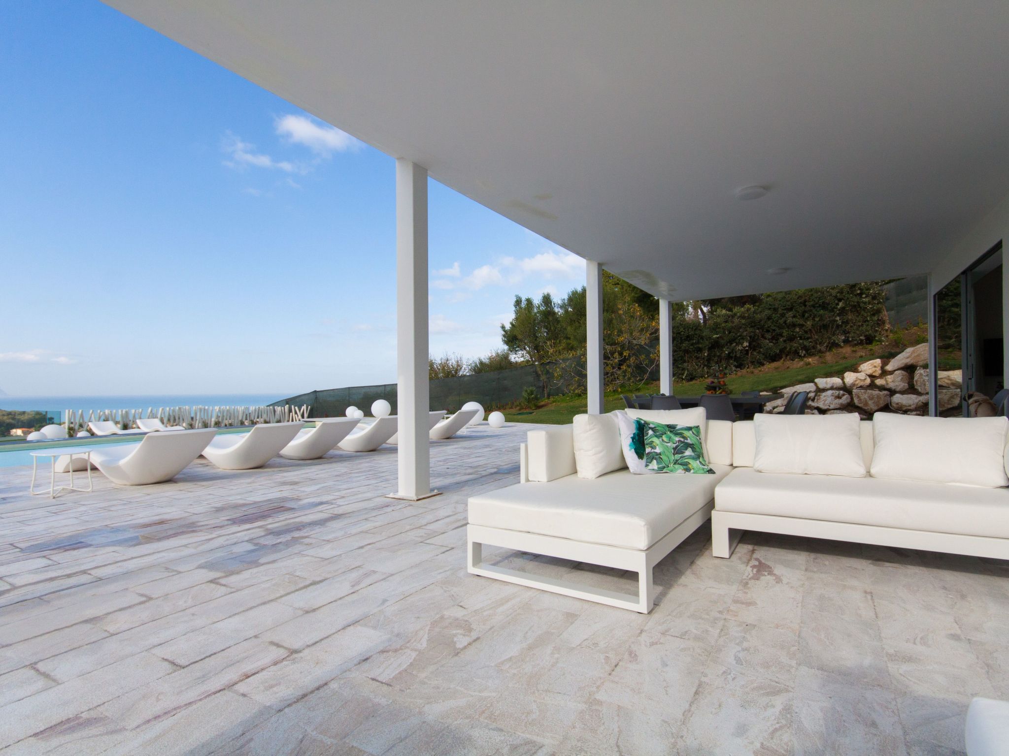 Weiße Luxusvilla-Dedans