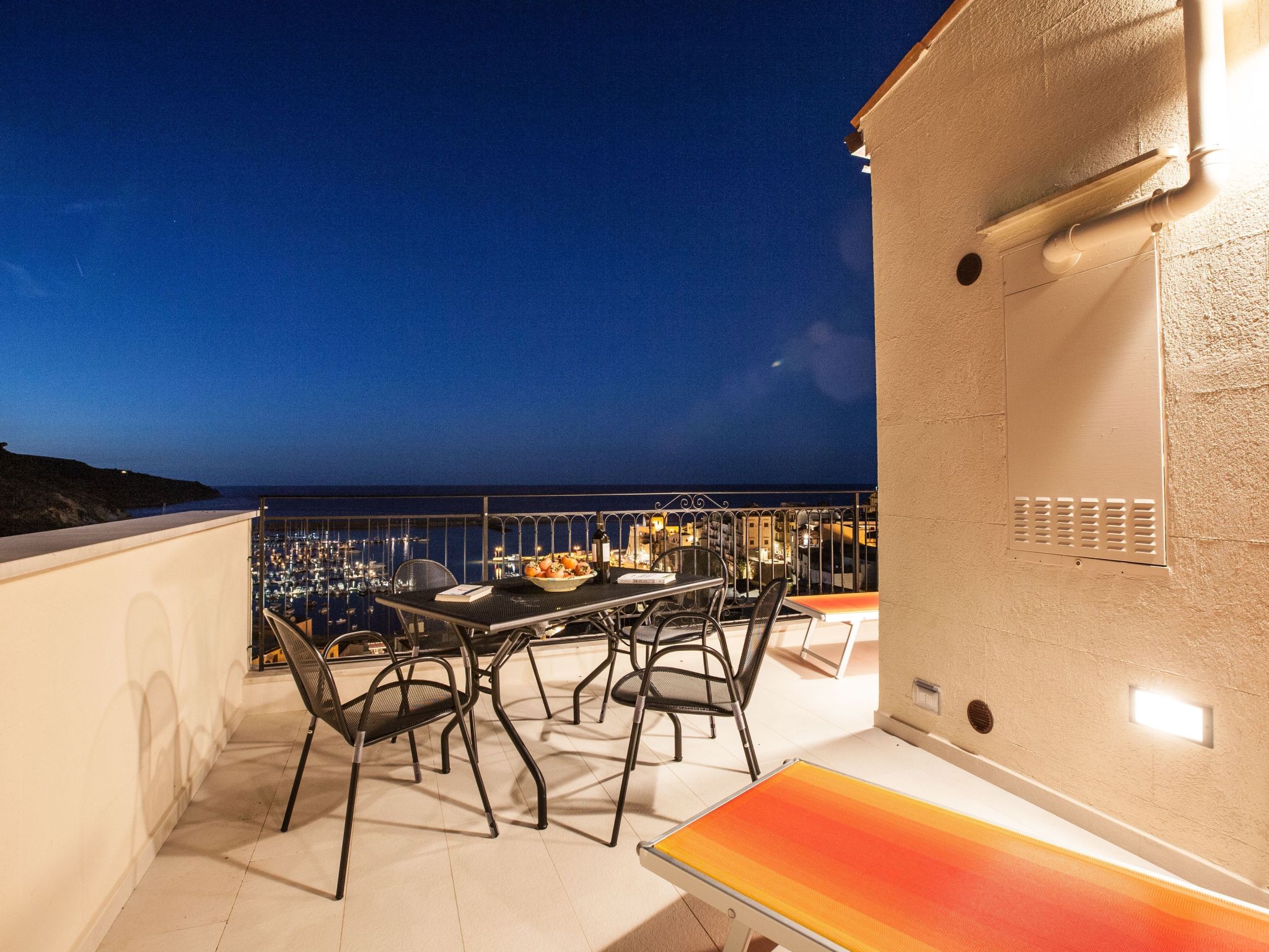 Uhrenterrasse-Inside