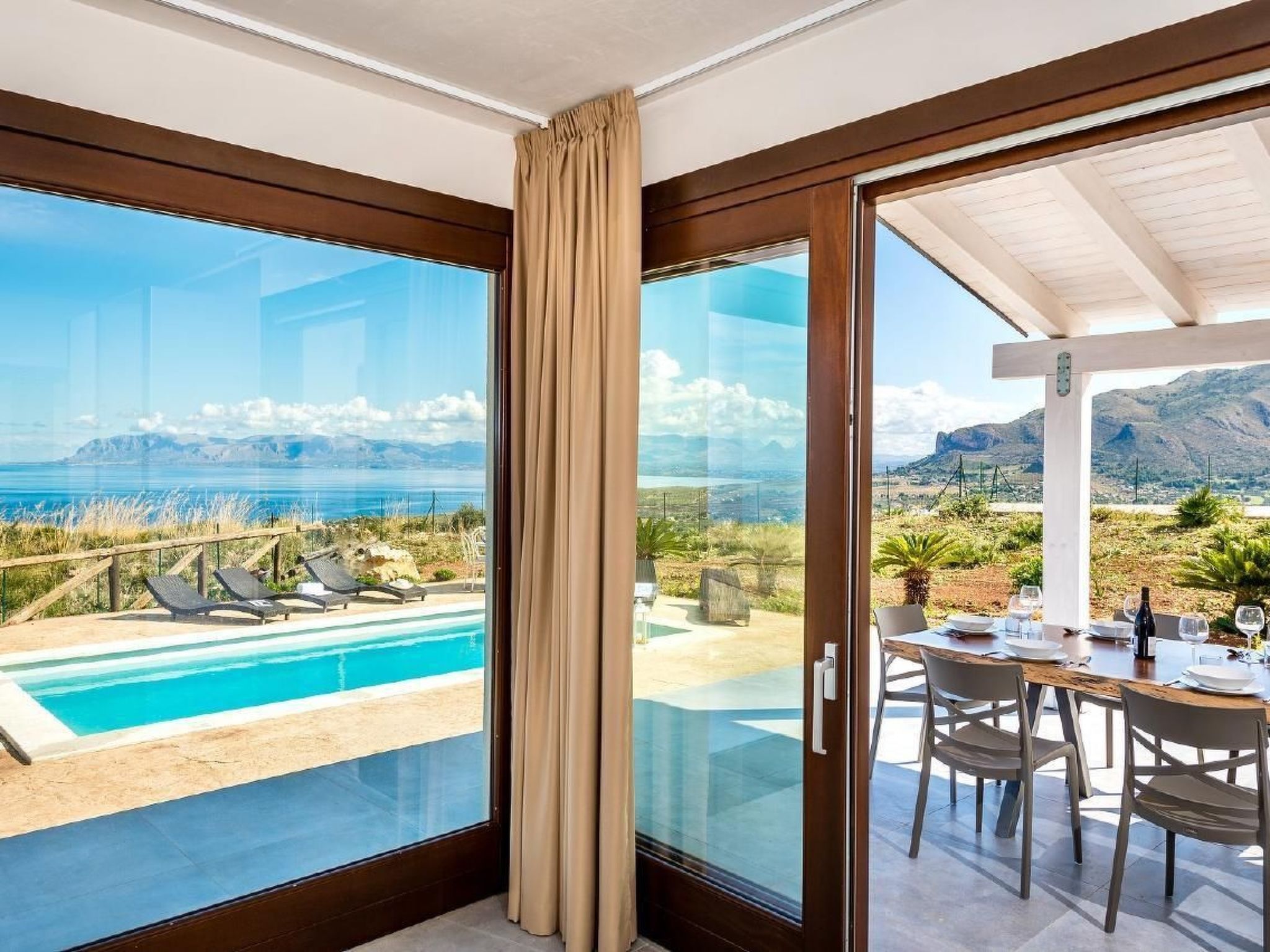 Villa "Rocchi Livreri" mit Blick auf das Wasser-Image-tags.info