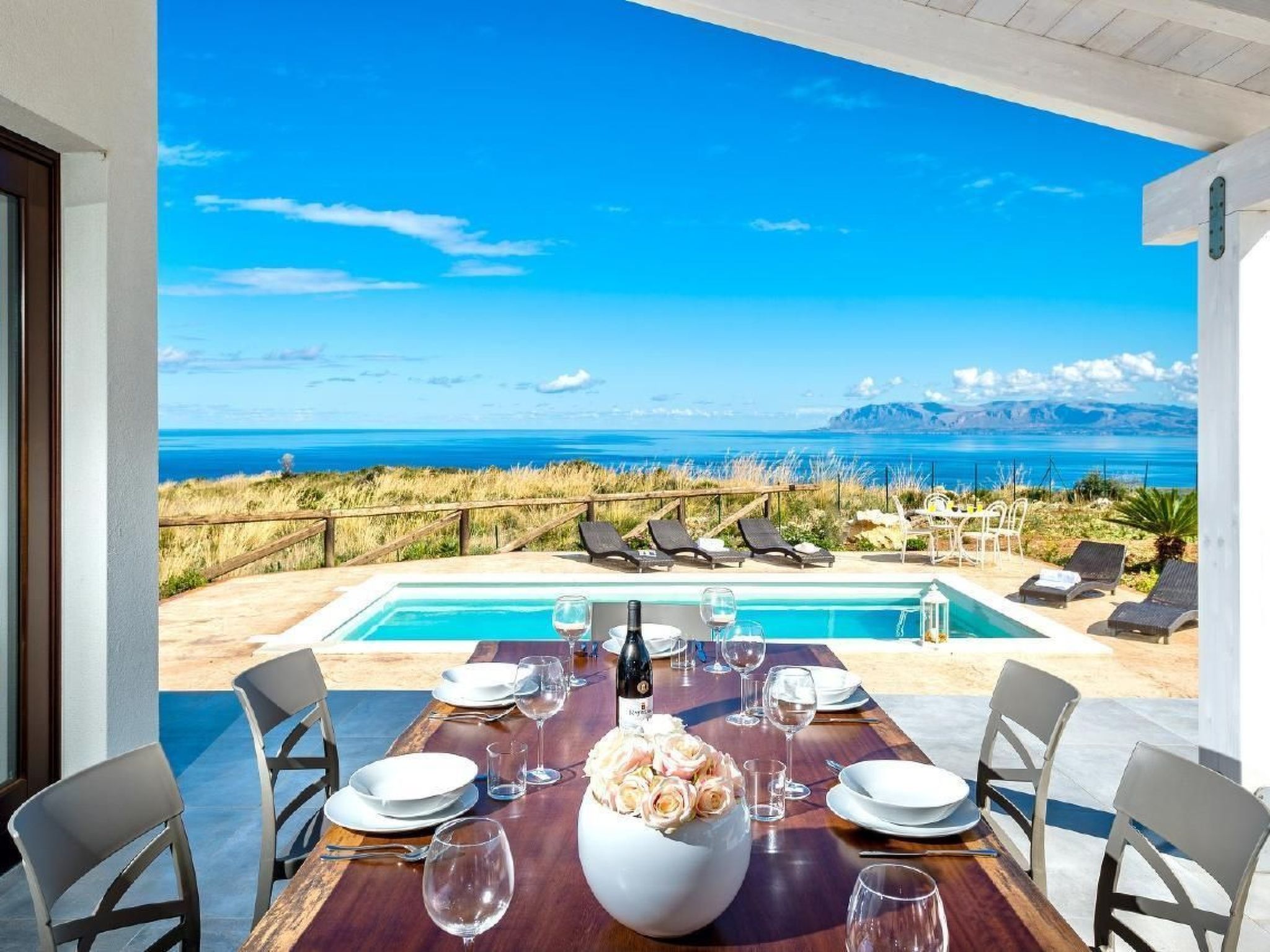 Villa "Rocchi Livreri" mit Blick auf das Wasser-Image-tags.info