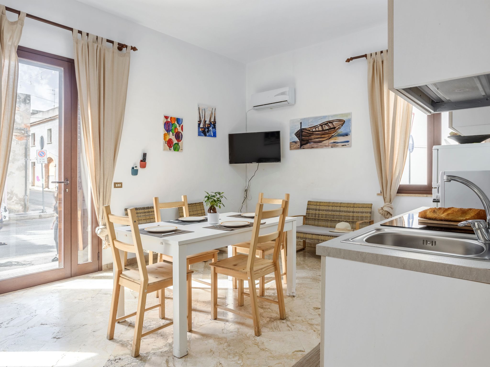 "Savoia", appartement 2-kamers 50 m2, op de begane grond. Doelmatig en comfortabel ingericht: woon-/eetkamer met 2 bedden en TV (Flatscreen TV), air-conditioning en heteluchtverwarming. 1 2-pers. kame..