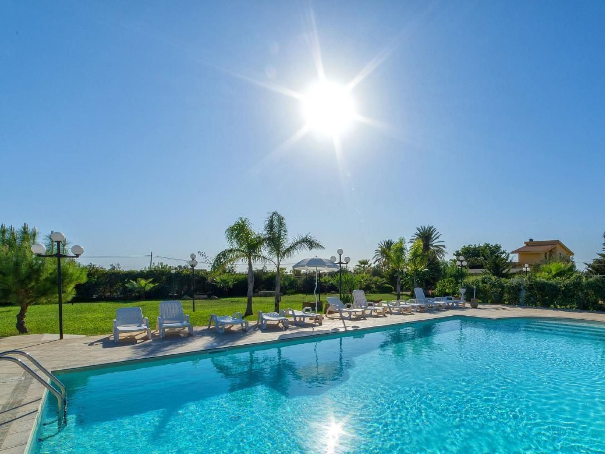 In Marsala mit Terrasse, gemeinschaftlichem Pool und Grill-Binnen