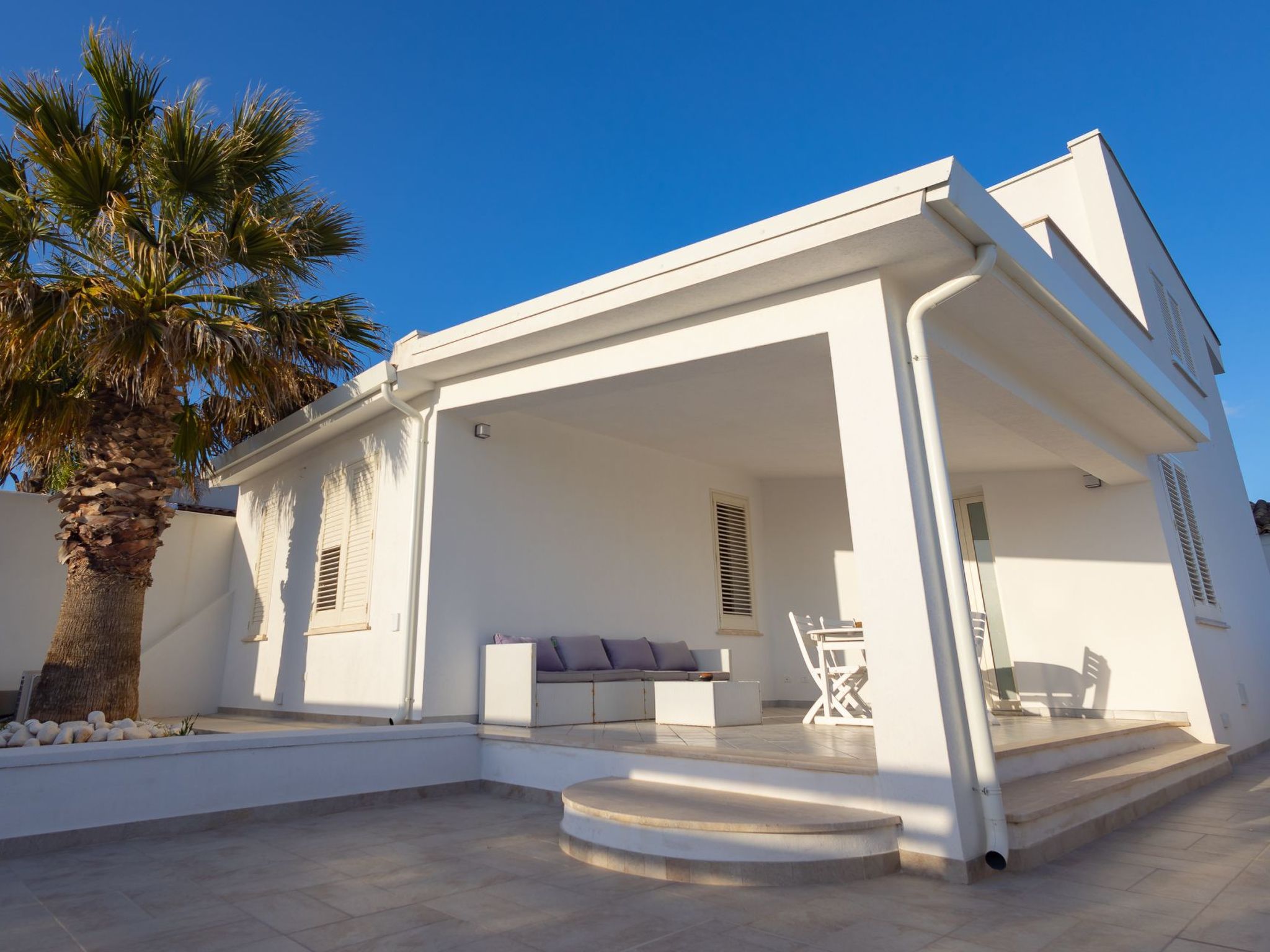 White Villa al Mare is located a few steps from the sea surrounded by a garden and large bbq area. The entire house is equipped with air conditioning, satellite TV, 3 bathrooms and a private veranda. ..