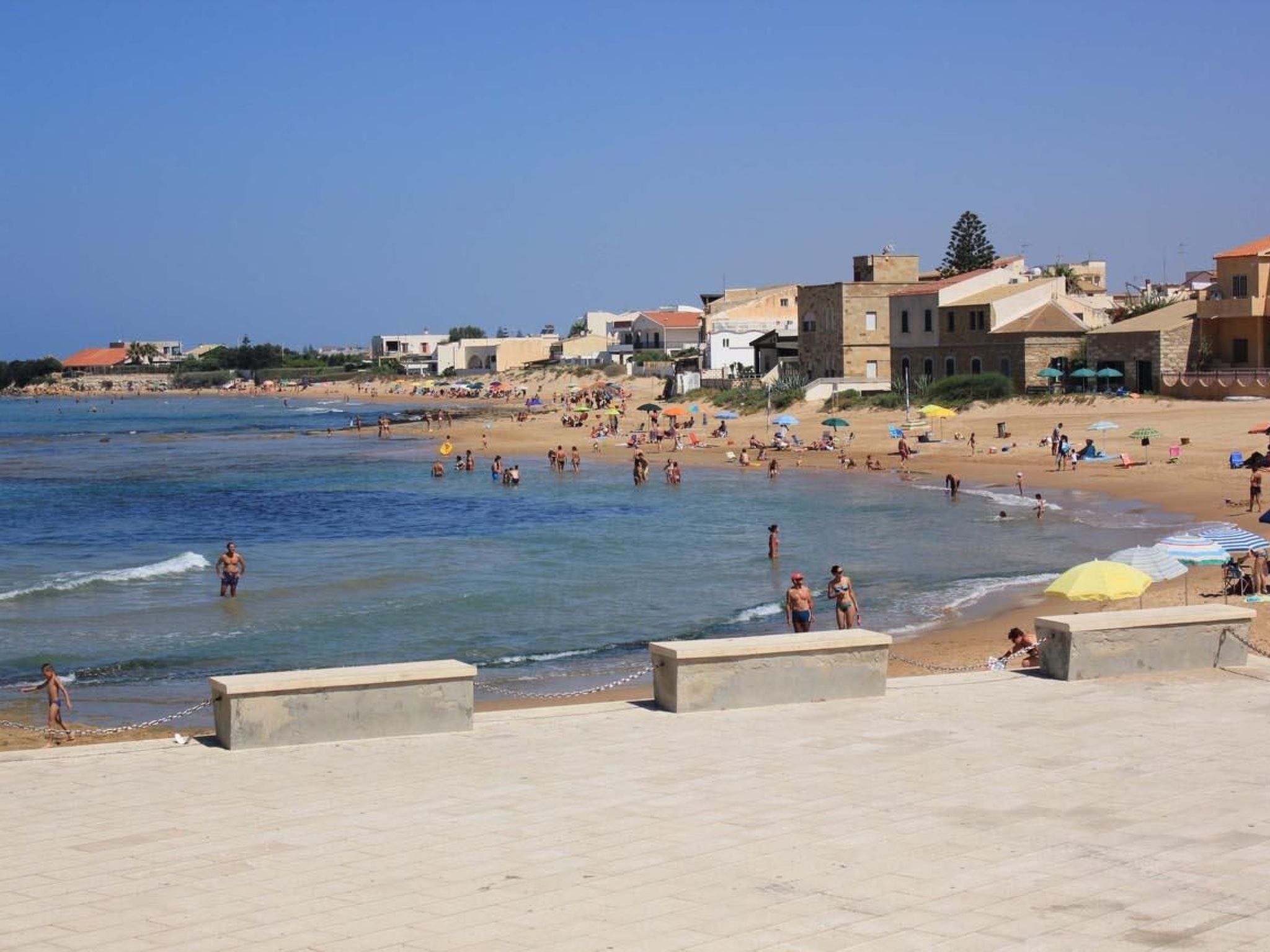 Position The apartment is in the very centre, 20 m from the beach of Punta Secca, seaside resort about 7 km from Marina di Ragusa. Located on the main path, near the square, it enjoys a beautiful sea ..