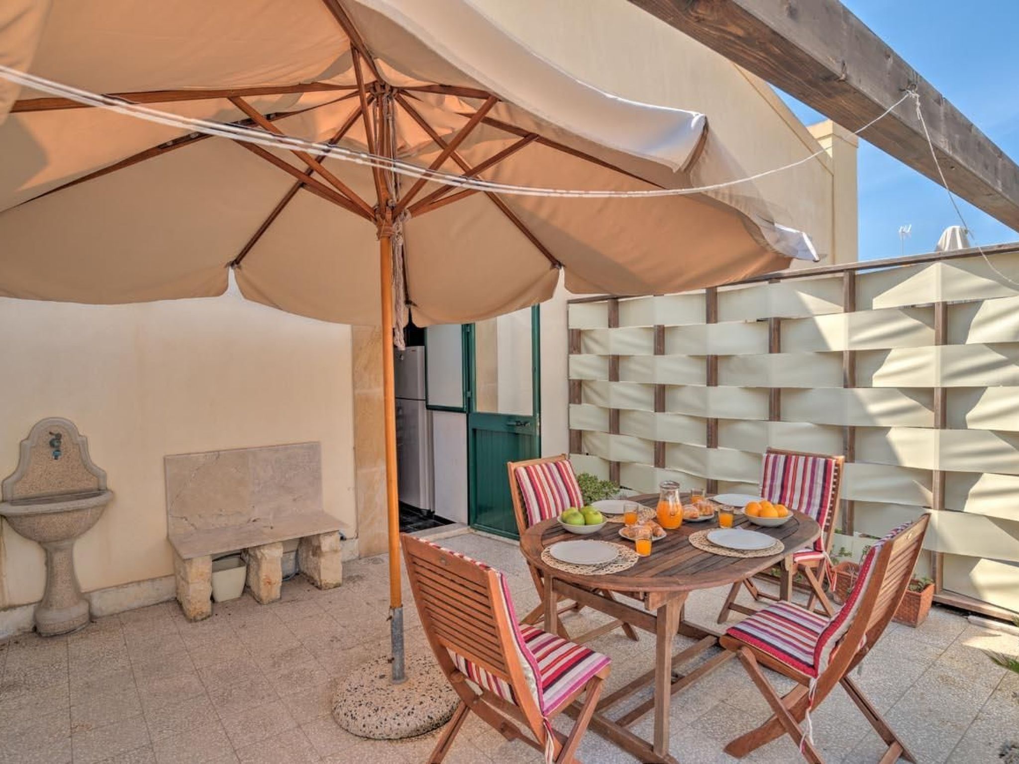 Agamennone, Wohnung 20 Meter vom Meer entfernt mit einer möblierten Terrasse.-Inside