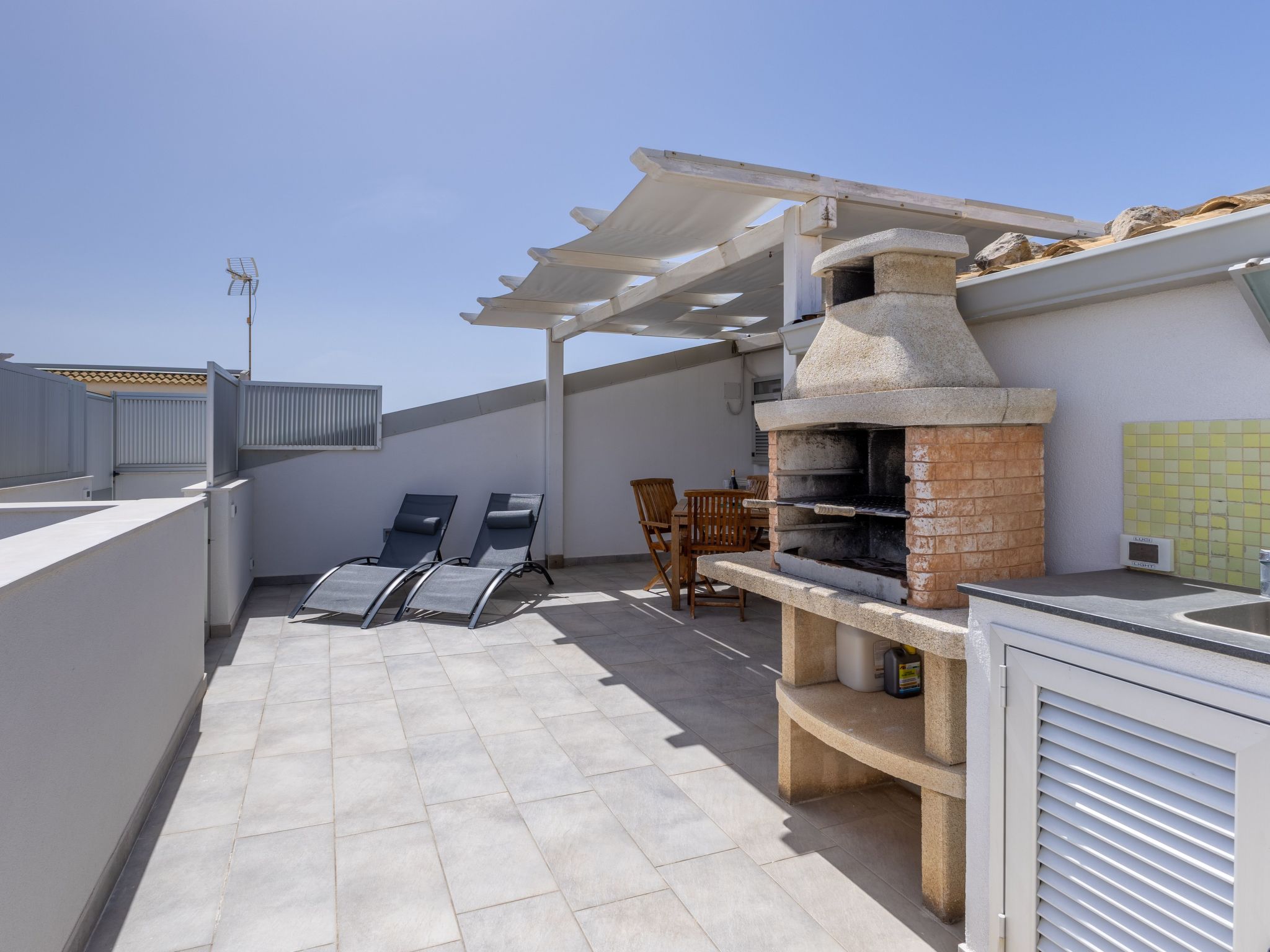 Charmantes Dachgeschoss mit Terrasse mit Blick auf die Landschaft.-Dedans