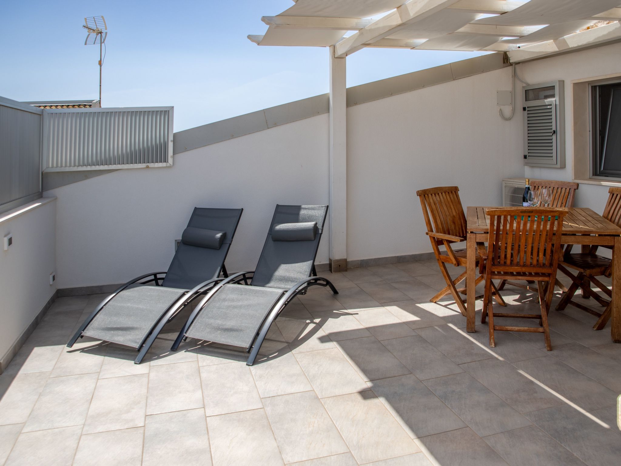 Charmantes Dachgeschoss mit Terrasse mit Blick auf die Landschaft.-Dedans
