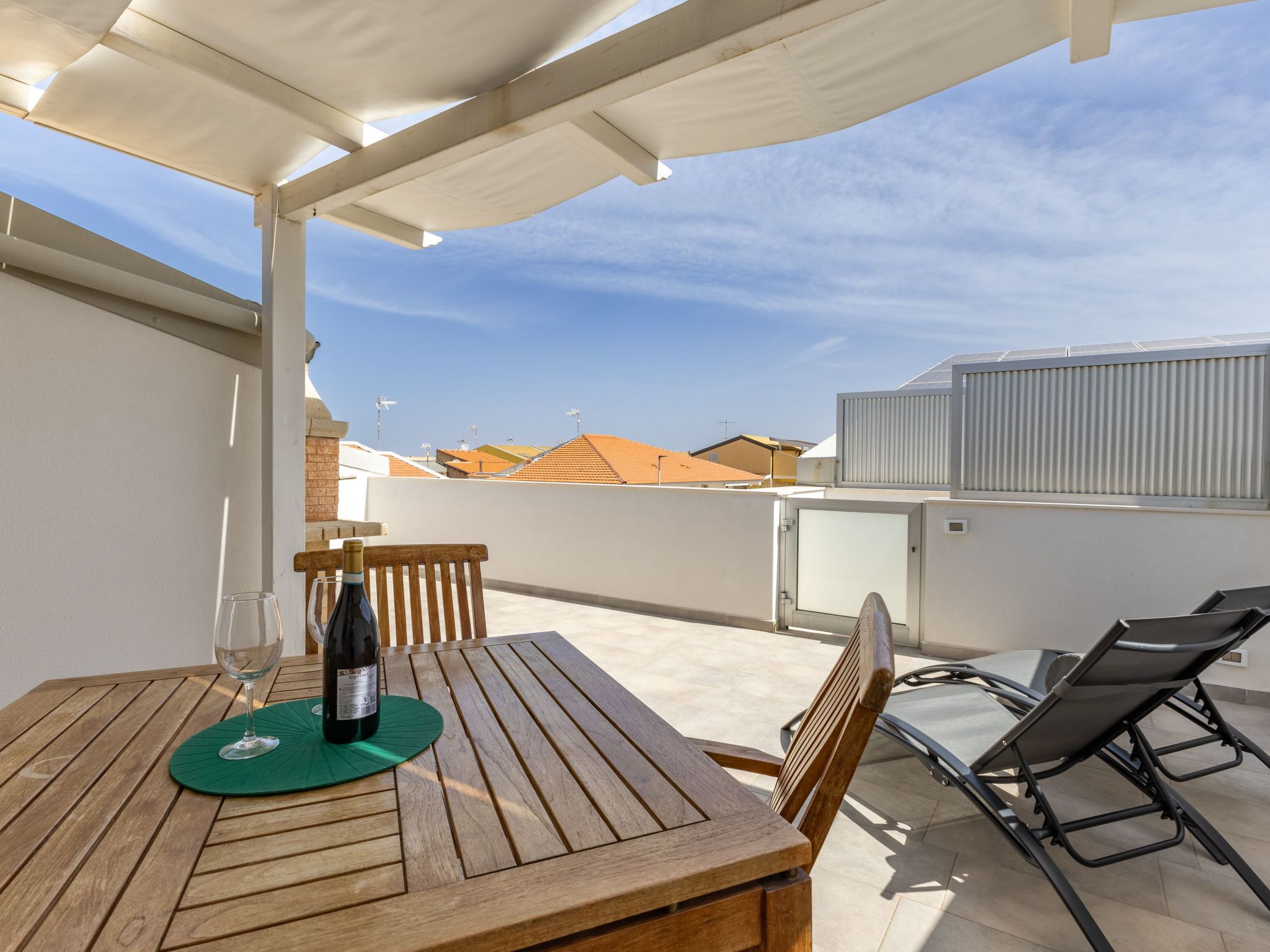 Charmantes Dachgeschoss mit Terrasse mit Blick auf die Landschaft.-Dedans