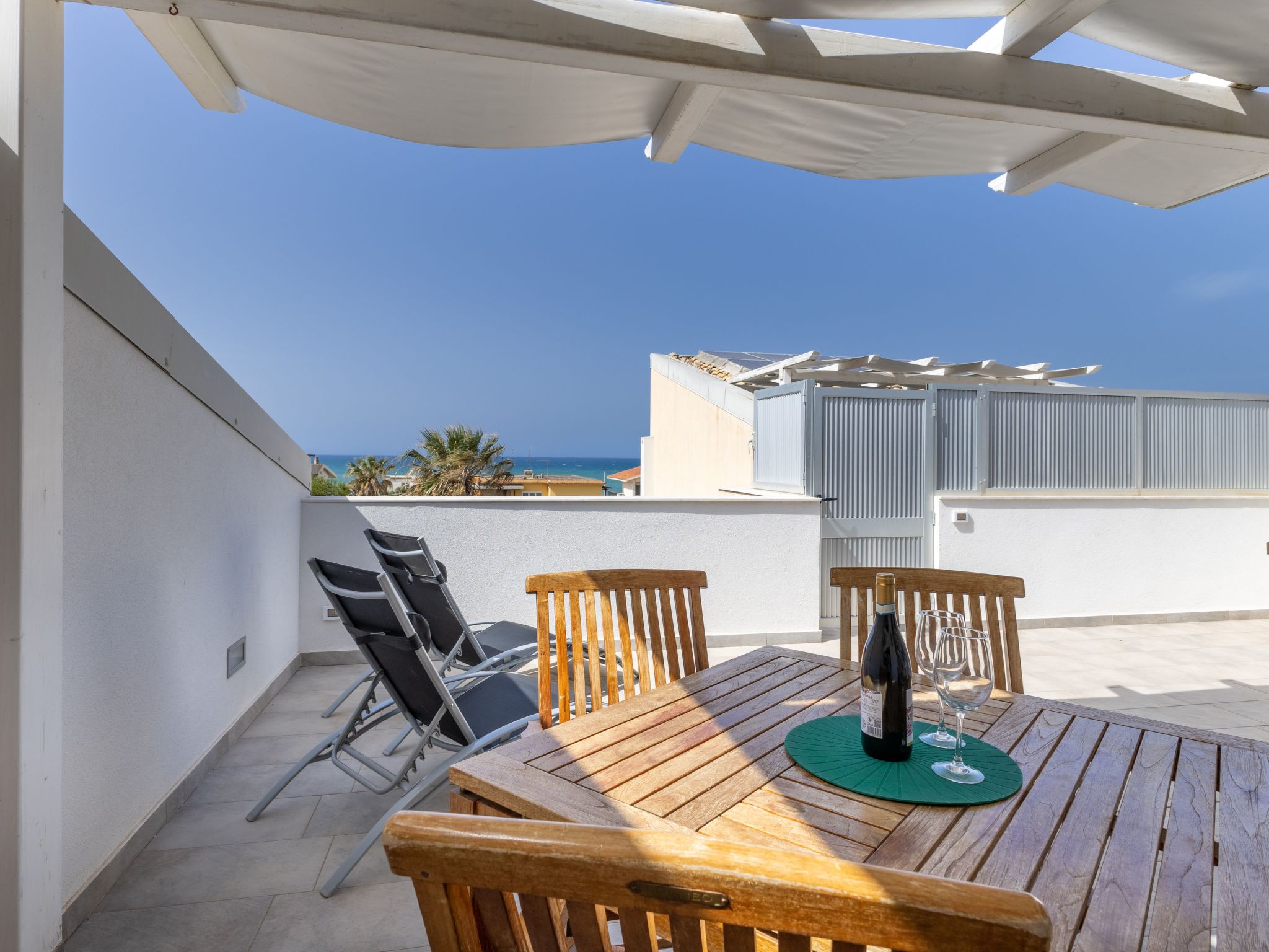Charmantes Zimmer im Dachgeschoss mit Terrasse mit Meerblick.-Binnen