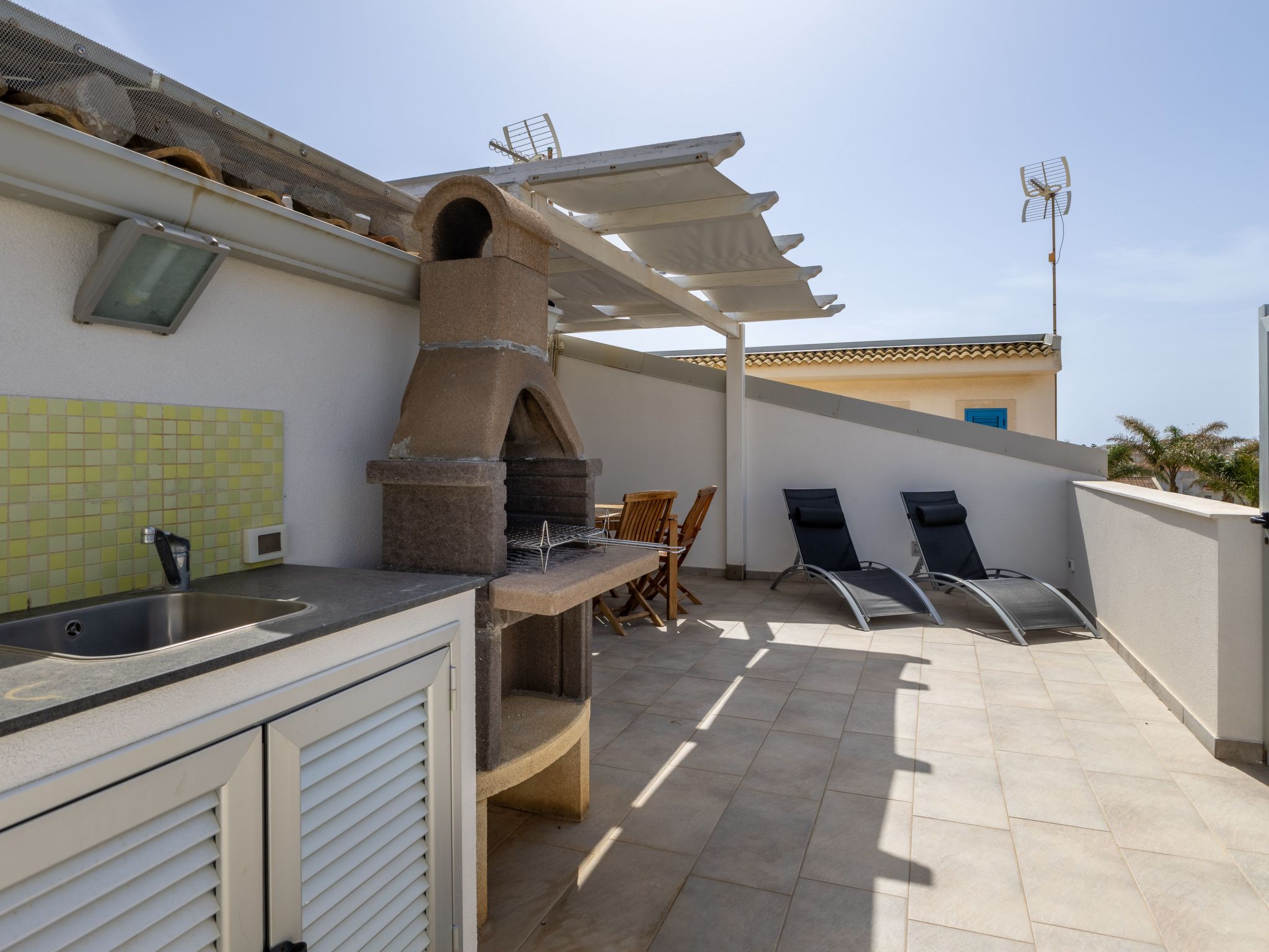 Charmantes Zimmer im Dachgeschoss mit Terrasse mit Meerblick.-Binnen