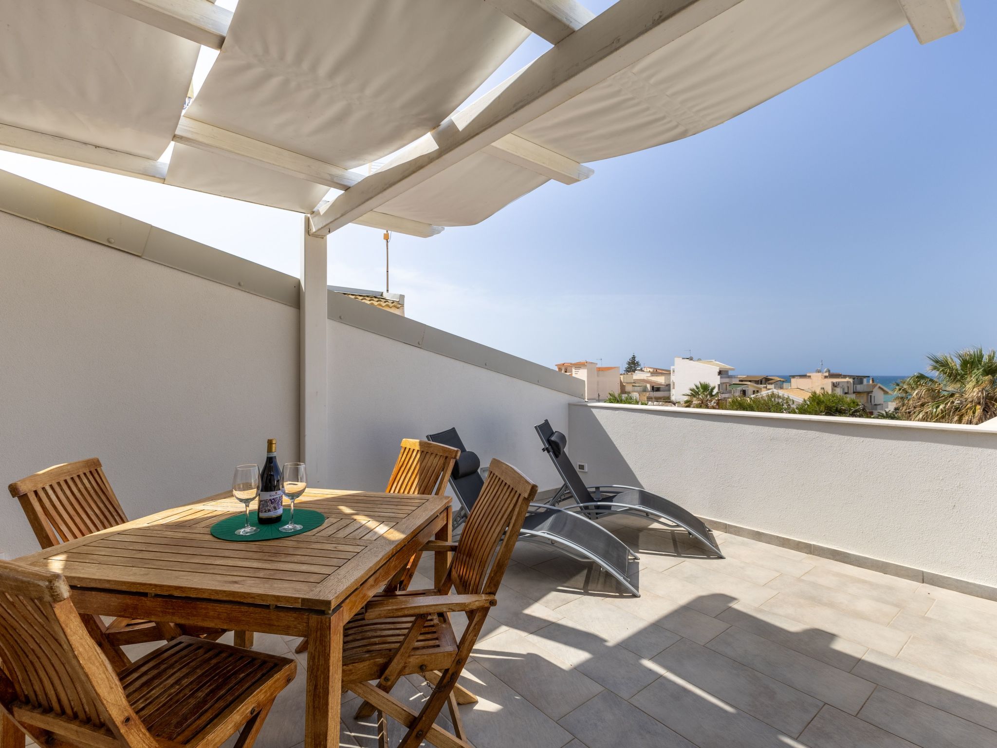 Charmantes Zimmer im Dachgeschoss mit Terrasse mit Meerblick.-Binnen