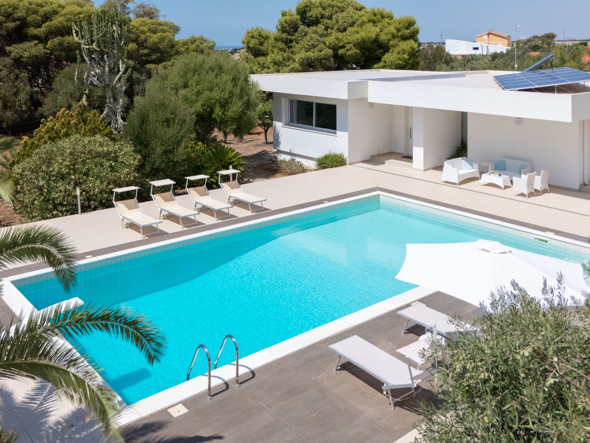 Thalìa, Villa mit Pool in Meeresnähe-Binnen