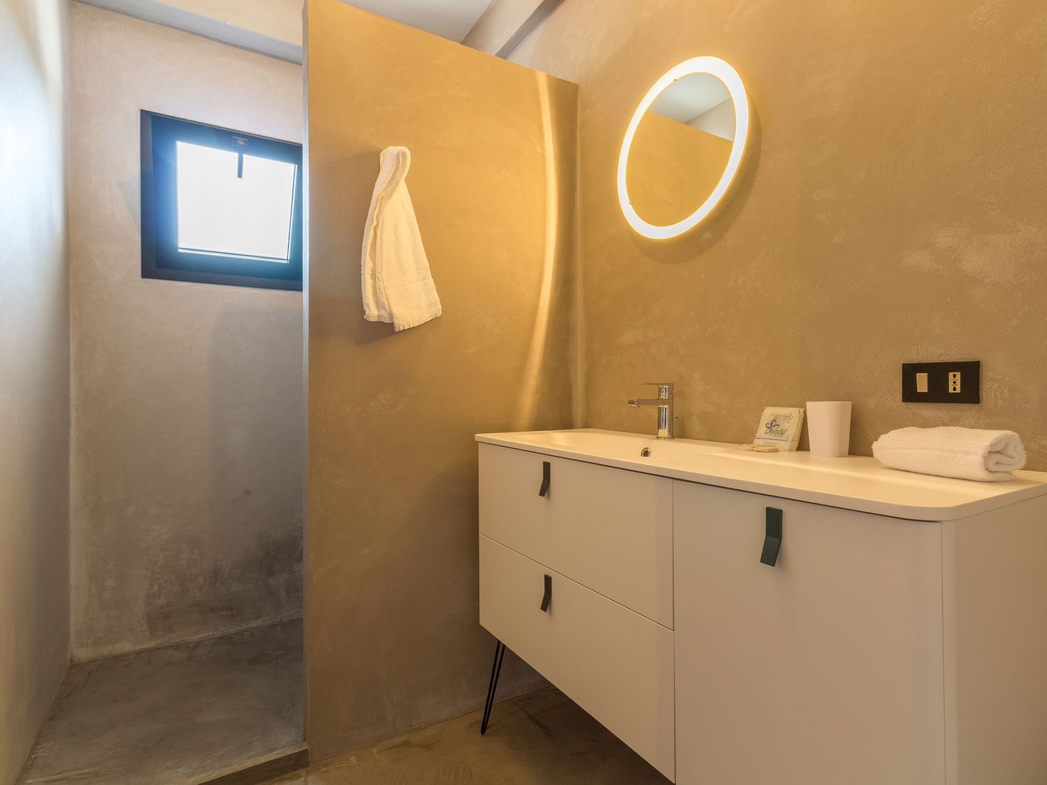 Demetra, moderne Villa mit Pool und Meerblick-Binnen