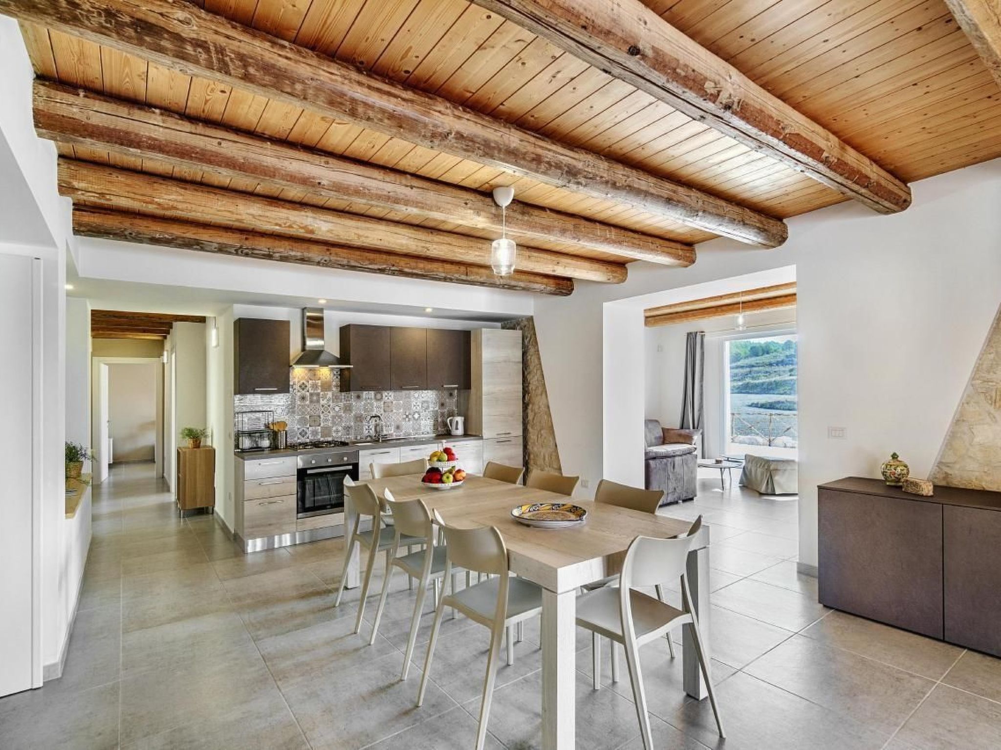 Wunderschöne Villa inmitten der grünen Landschaft von Giarratana, in Contrada Serramargi, in einer Oase der mediterranen Vegetation. Das Haus ist auf zwei Ebenen. Im Erdgeschoss befindet sich das gr..