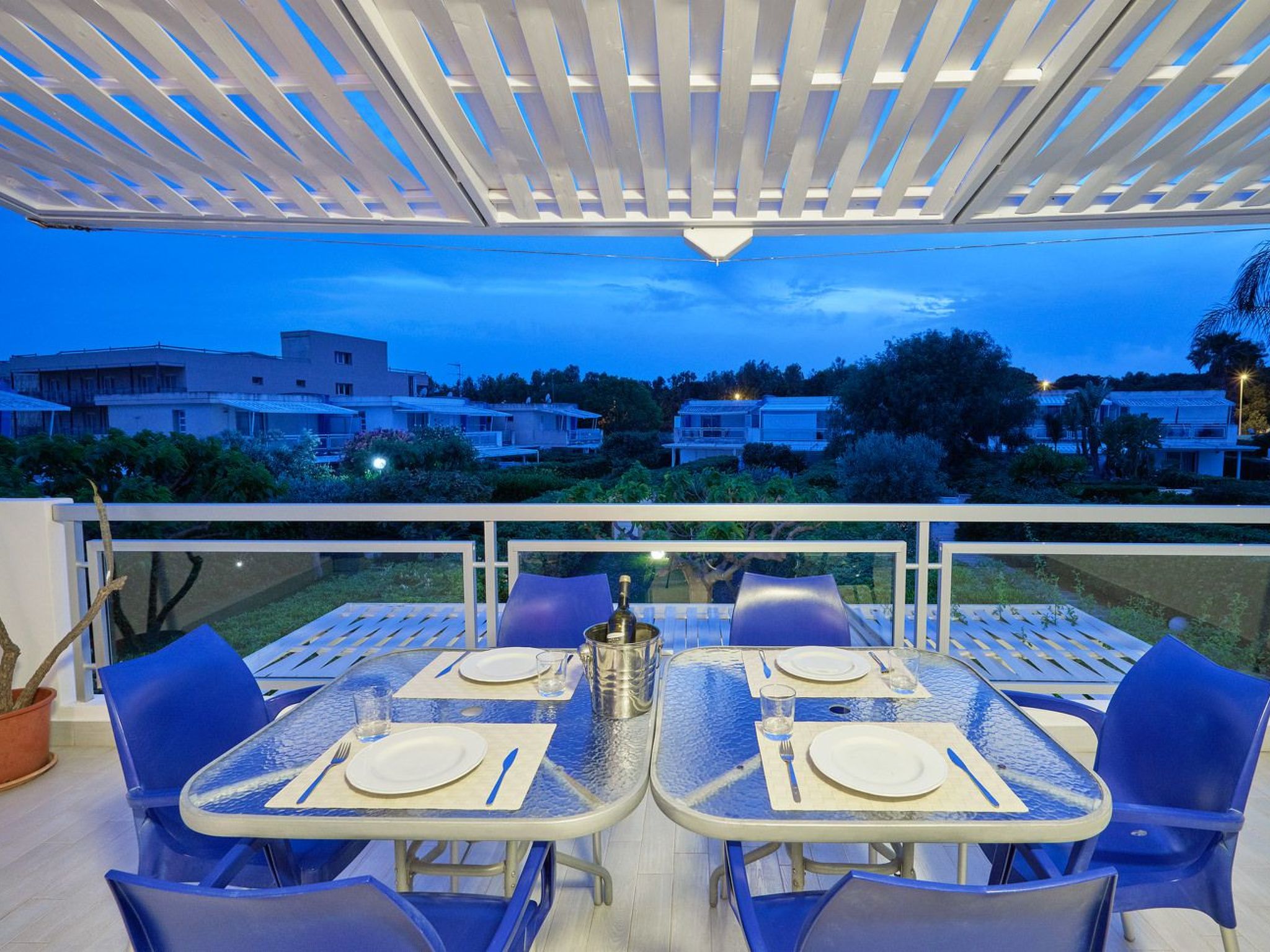 In Marina Di Ragusa mit Garten und Terrasse-Binnen